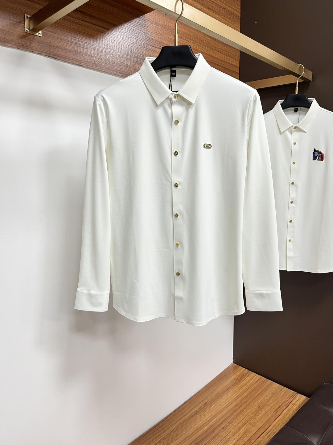 NO:530672,Ferragamo 25S Fall Men's Long Sleeve Shirt, Excellent Material and Workmanship!  !  The most basic soul of a good item is made of customer-supplied double-strand mercerized fabric, which is extremely delicate and has a full texture. The front chest is decorated with war horse soft rubber to ensure perfect wear comfort. The wiring and details of ZX are more rigorous and meticulous, and are so flawless from the inside to the outside.. Code M-3XL, ferragamo,shirts, alexander wang19860909菲拉格慕 25S秋季男士长袖衬衫,材质和做工极好！！一件好的单品最为基础的灵魂,采用客供双股丝光面料,极为细腻,质感满分 前胸饰有战马软胶保证完美的穿着舒适度,ZX各处的走线跟细节更是严谨缜密,从内到外都是如此无瑕..码数M-3XL,,ferragamo,shirts,alexander wang,Men's clothing