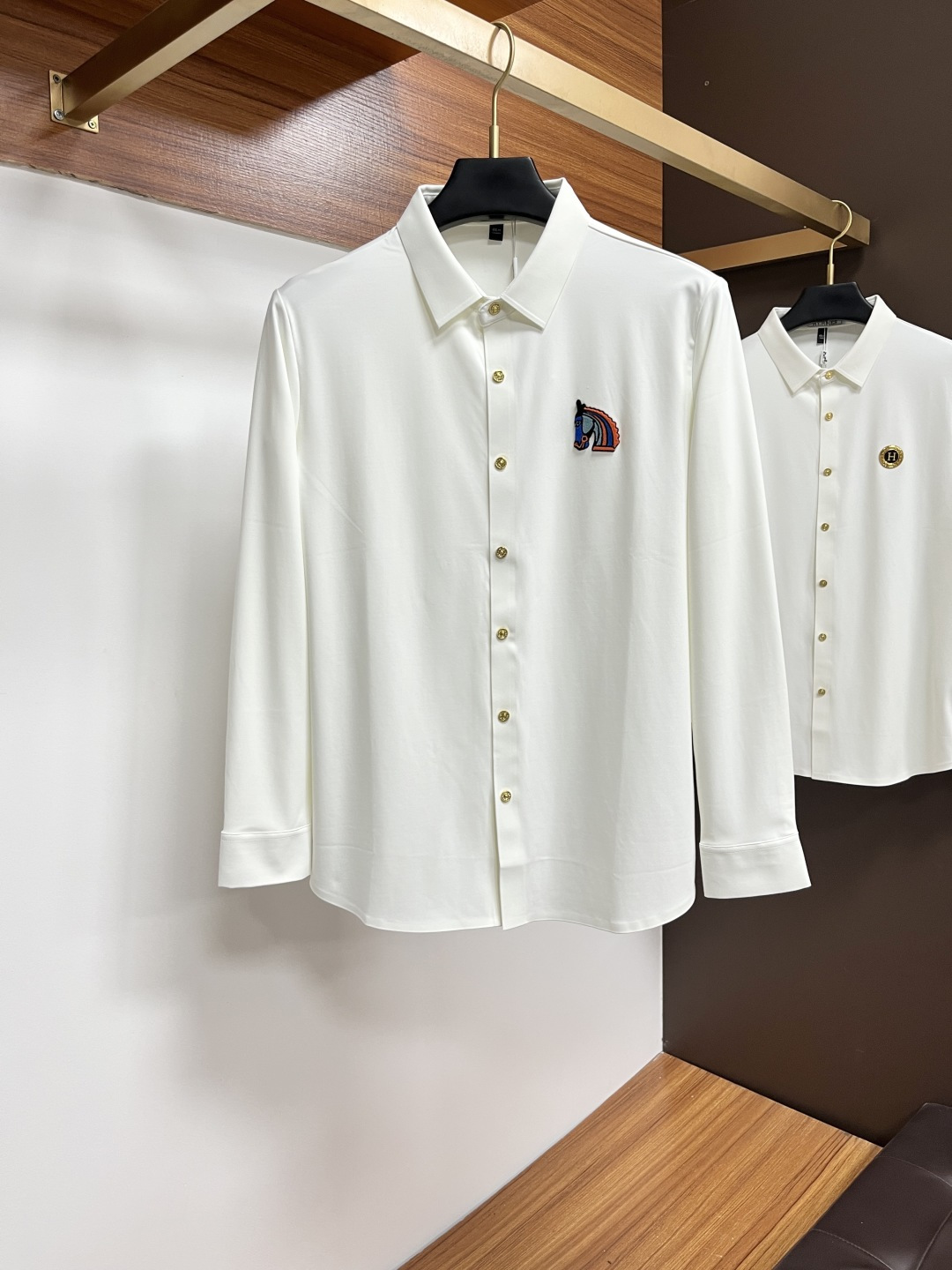 NO:530674,Hermes 25S autumn men's long-sleeved shirt, excellent material and workmanship!  !  The most basic soul of a good item is made of customer-supplied double-strand mercerized fabric, which is extremely delicate and has a full texture. The front chest is decorated with war horse soft rubber to ensure perfect wear comfort. The wiring and details of ZX are more rigorous and meticulous, and are so flawless from the inside to the outside.. Code M-3XL, hermes, shirts, alexander wang19860909爱马仕 25S秋季男士长袖衬衫,材质和做工极好！！一件好的单品最为基础的灵魂,采用客供双股丝光面料,极为细腻,质感满分 前胸饰有战马软胶保证完美的穿着舒适度,ZX各处的走线跟细节更是严谨缜密,从内到外都是如此无瑕..码数M-3XL,,hermes,shirts,alexander wang,Men's clothing