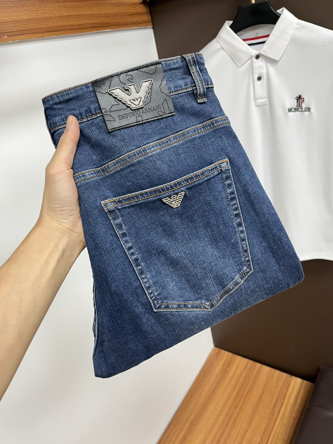 NO:531801,Armani [New autumn products] European station men's business casual jeans When business meets casual, when classic collides fashion, in autumn, we bring you a brand new European station men's business casual jeans!  Selected high-quality fabrics, soft and comfortable, and breathable, allowing you to remain refreshing and comfortable during busy working days. The design is simple without losing style, perfectly blending business and leisure elements, whether in office or weekend parties, you can easily control it and show your unique taste. Meet your outfit needs in different occasions and make your wardrobe rejuvenate. QDK slim tailoring, fits your body, highlights the uprightness and confidence of men. The details show ingenuity, and each stitch has been carefully polished to ensure quality and comfort coexist. Size 29-40,,armani,jeans,alexander wang19860909阿玛尼【秋季新品】欧洲站男士商务休闲牛仔裤 当商务遇上休闲,当经典碰撞时尚,年秋季,我们为您带来全新欧洲站男士商务休闲牛仔裤！ 精选高品质面料,柔软舒适,透气性极佳,让您在繁忙的工作日中依然保持清爽与自在. 设计简约而不失格调,完美融合商务与休闲元素,无论是办公室还是周末聚会,都能轻松驾驭,展现您的独特品味. 满足您不同场合的穿搭需求,让您的衣橱焕发新生.QDK 修身剪裁,贴合身形,凸显男士的挺拔与自信.细节之处彰显匠心,每一个针脚都经过精心打磨,确保品质与舒适并存. 尺码29-40,,armani,jeans,alexander wang,Men's clothing