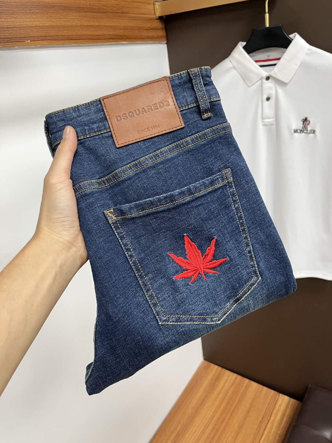 NO:531804,D2 [New autumn products] European station men's business casual jeans When business meets casual, when classic collides fashion, in autumn, we bring you a brand new European station men's business casual jeans!  Selected high-quality fabrics, soft and comfortable, and breathable, allowing you to remain refreshing and comfortable during busy working days. The design is simple without losing style, perfectly blending business and leisure elements, whether in office or weekend parties, you can easily control it and show your unique taste. Meet your outfit needs in different occasions and make your wardrobe rejuvenate. QDK slim tailoring, fits your body, highlights the uprightness and confidence of men. The details show ingenuity, and each stitch has been carefully polished to ensure quality and comfort coexist. Size 29-40,,jeans,alexander wang19860909D2【秋季新品】欧洲站男士商务休闲牛仔裤 当商务遇上休闲,当经典碰撞时尚,年秋季,我们为您带来全新欧洲站男士商务休闲牛仔裤！ 精选高品质面料,柔软舒适,透气性极佳,让您在繁忙的工作日中依然保持清爽与自在. 设计简约而不失格调,完美融合商务与休闲元素,无论是办公室还是周末聚会,都能轻松驾驭,展现您的独特品味. 满足您不同场合的穿搭需求,让您的衣橱焕发新生.QDK 修身剪裁,贴合身形,凸显男士的挺拔与自信.细节之处彰显匠心,每一个针脚都经过精心打磨,确保品质与舒适并存. 尺码29-40,,jeans,alexander wang,Men's clothing