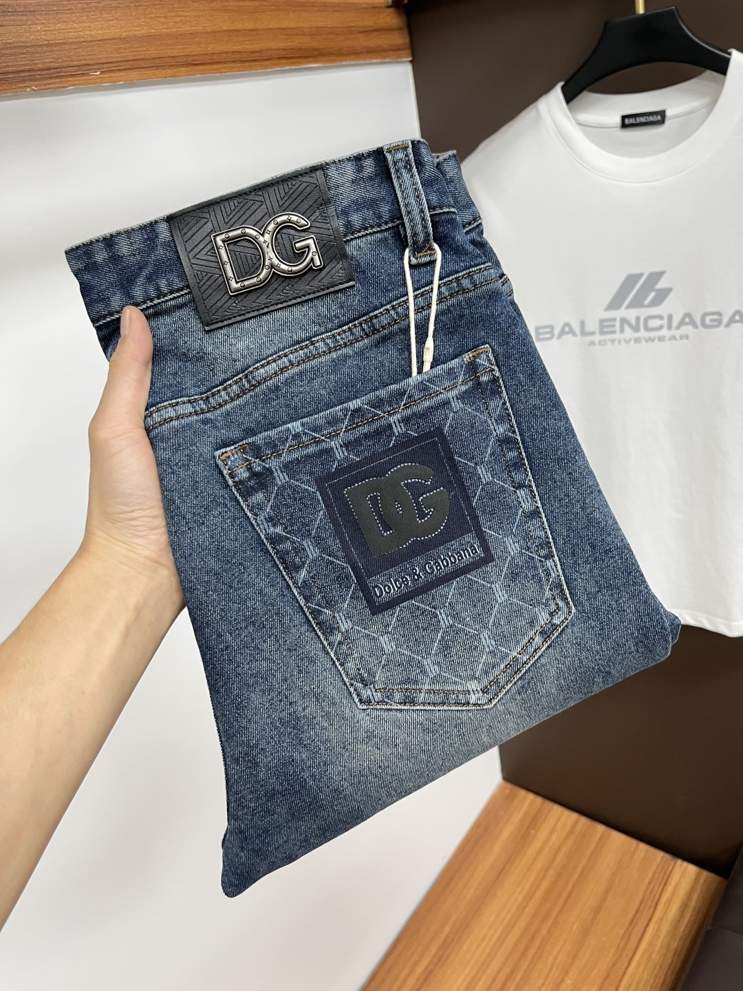 NO:531807,DG [New Autumn Products] European Station Men's Business Casual Jeans When business meets casualness, when classic collides fashion, in autumn, we bring you a brand new European Station Men's Business Casual Jeans!  Selected high-quality fabrics, soft and comfortable, and breathable, allowing you to remain refreshing and comfortable during busy working days. The design is simple without losing style, perfectly blending business and leisure elements, whether in office or weekend parties, you can easily control it and show your unique taste. Meet your outfit needs in different occasions and make your wardrobe rejuvenate. QDK slim tailoring, fits your body, highlights the uprightness and confidence of men. The details show ingenuity, and each stitch has been carefully polished to ensure quality and comfort coexist. Size 29-40,,jeans,alexander wang19860909DG【秋季新品】欧洲站男士商务休闲牛仔裤 当商务遇上休闲,当经典碰撞时尚,年秋季,我们为您带来全新欧洲站男士商务休闲牛仔裤！ 精选高品质面料,柔软舒适,透气性极佳,让您在繁忙的工作日中依然保持清爽与自在. 设计简约而不失格调,完美融合商务与休闲元素,无论是办公室还是周末聚会,都能轻松驾驭,展现您的独特品味. 满足您不同场合的穿搭需求,让您的衣橱焕发新生.QDK 修身剪裁,贴合身形,凸显男士的挺拔与自信.细节之处彰显匠心,每一个针脚都经过精心打磨,确保品质与舒适并存. 尺码29-40,,jeans,alexander wang,Men's clothing