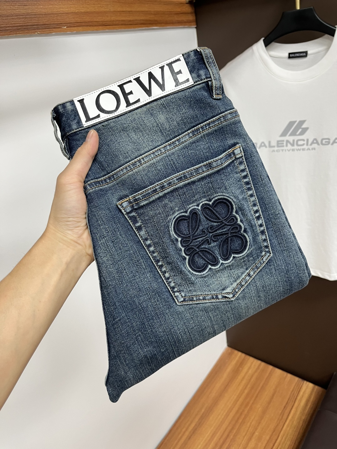 NO:531810,Luo Yiwei [New autumn products] European station men's business casual jeans When business meets casual, when classic collides fashion, in autumn, we bring you a brand new European station men's business casual jeans!  Selected high-quality fabrics, soft and comfortable, and breathable, allowing you to remain refreshing and comfortable during busy working days. The design is simple without losing style, perfectly blending business and leisure elements, whether in office or weekend parties, you can easily control it and show your unique taste. Meet your outfit needs in different occasions and make your wardrobe rejuvenate. QDK slim tailoring, fits your body, highlights the uprightness and confidence of men. The details show craftsmanship, and each stitch has been carefully polished to ensure quality and comfort coexist. Size 29-40,,loewe,jeans,alexander wang19860909罗意威【秋季新品】欧洲站男士商务休闲牛仔裤 当商务遇上休闲,当经典碰撞时尚,年秋季,我们为您带来全新欧洲站男士商务休闲牛仔裤！ 精选高品质面料,柔软舒适,透气性极佳,让您在繁忙的工作日中依然保持清爽与自在. 设计简约而不失格调,完美融合商务与休闲元素,无论是办公室还是周末聚会,都能轻松驾驭,展现您的独特品味. 满足您不同场合的穿搭需求,让您的衣橱焕发新生.QDK 修身剪裁,贴合身形,凸显男士的挺拔与自信.细节之处彰显匠心,每一个针脚都经过精心打磨,确保品质与舒适并存. 尺码29-40,,loewe,jeans,alexander wang,Men's clothing