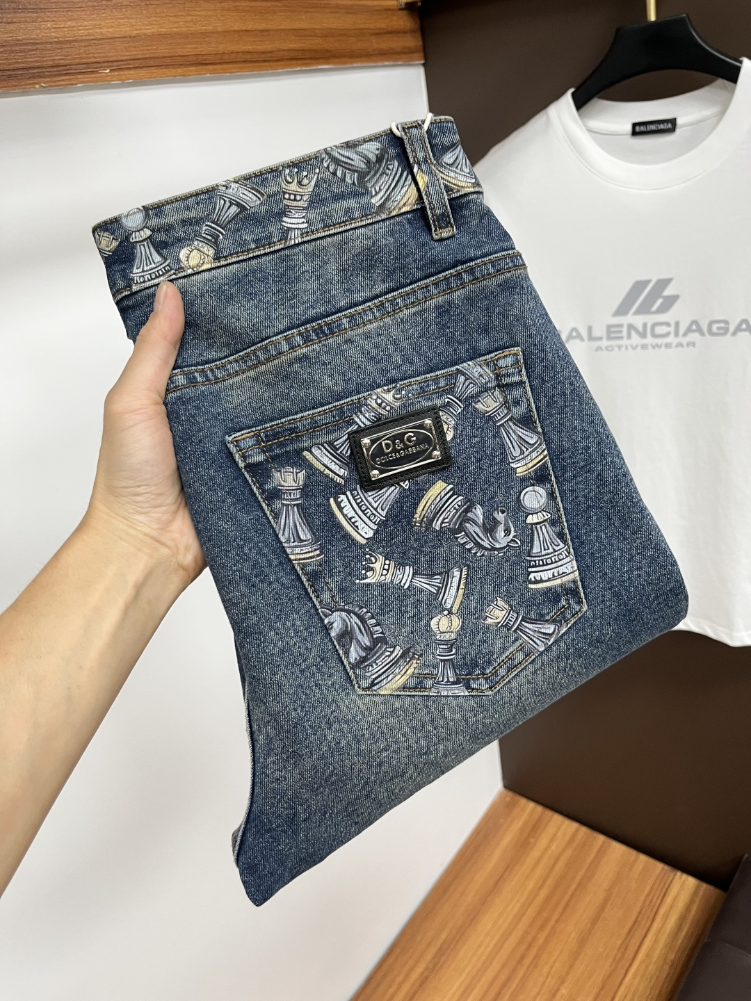 NO:531813,DG [New Autumn Products] European Station Men's Business Casual Jeans When business meets casualness, when classic collides fashion, in autumn, we bring you a brand new European Station Men's Business Casual Jeans!  Selected high-quality fabrics, soft and comfortable, and breathable, allowing you to remain refreshing and comfortable during busy working days. The design is simple without losing style, perfectly blending business and leisure elements, whether in office or weekend parties, you can easily control it and show your unique taste. Meet your outfit needs in different occasions and make your wardrobe rejuvenate. QDK slim tailoring, fits your body, highlights the uprightness and confidence of men. The details show ingenuity, and each stitch has been carefully polished to ensure quality and comfort coexist. Size 29-40,,jeans,alexander wang19860909DG【秋季新品】欧洲站男士商务休闲牛仔裤 当商务遇上休闲,当经典碰撞时尚,年秋季,我们为您带来全新欧洲站男士商务休闲牛仔裤！ 精选高品质面料,柔软舒适,透气性极佳,让您在繁忙的工作日中依然保持清爽与自在. 设计简约而不失格调,完美融合商务与休闲元素,无论是办公室还是周末聚会,都能轻松驾驭,展现您的独特品味. 满足您不同场合的穿搭需求,让您的衣橱焕发新生.QDK 修身剪裁,贴合身形,凸显男士的挺拔与自信.细节之处彰显匠心,每一个针脚都经过精心打磨,确保品质与舒适并存. 尺码29-40,,jeans,alexander wang,Men's clothing