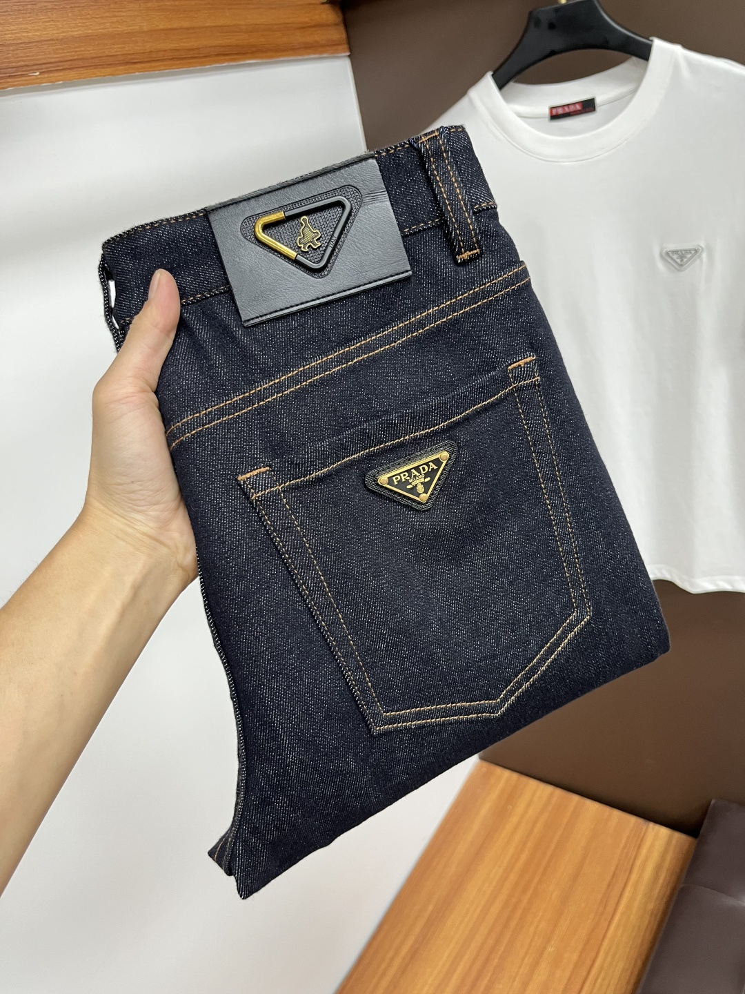 NO:531816,Prada [New autumn products] European station men's business casual jeans When business meets casual, when classic collides fashion, in autumn, we bring you a brand new European station men's business casual jeans!  Selected high-quality fabrics, soft and comfortable, and breathable, allowing you to remain refreshing and comfortable during busy working days. The design is simple without losing style, perfectly blending business and leisure elements, whether in office or weekend parties, you can easily control it and show your unique taste. Meet your outfit needs in different occasions and make your wardrobe rejuvenate. QDK slim tailoring, fits your body, highlights the uprightness and confidence of men. The details show craftsmanship, and each stitch has been carefully polished to ensure quality and comfort coexist. Size 29-40,,prada,jeans,alexander wang19860909普拉达【秋季新品】欧洲站男士商务休闲牛仔裤 当商务遇上休闲,当经典碰撞时尚,年秋季,我们为您带来全新欧洲站男士商务休闲牛仔裤！ 精选高品质面料,柔软舒适,透气性极佳,让您在繁忙的工作日中依然保持清爽与自在. 设计简约而不失格调,完美融合商务与休闲元素,无论是办公室还是周末聚会,都能轻松驾驭,展现您的独特品味. 满足您不同场合的穿搭需求,让您的衣橱焕发新生.QDK 修身剪裁,贴合身形,凸显男士的挺拔与自信.细节之处彰显匠心,每一个针脚都经过精心打磨,确保品质与舒适并存. 尺码29-40,,prada,jeans,alexander wang,Men's clothing