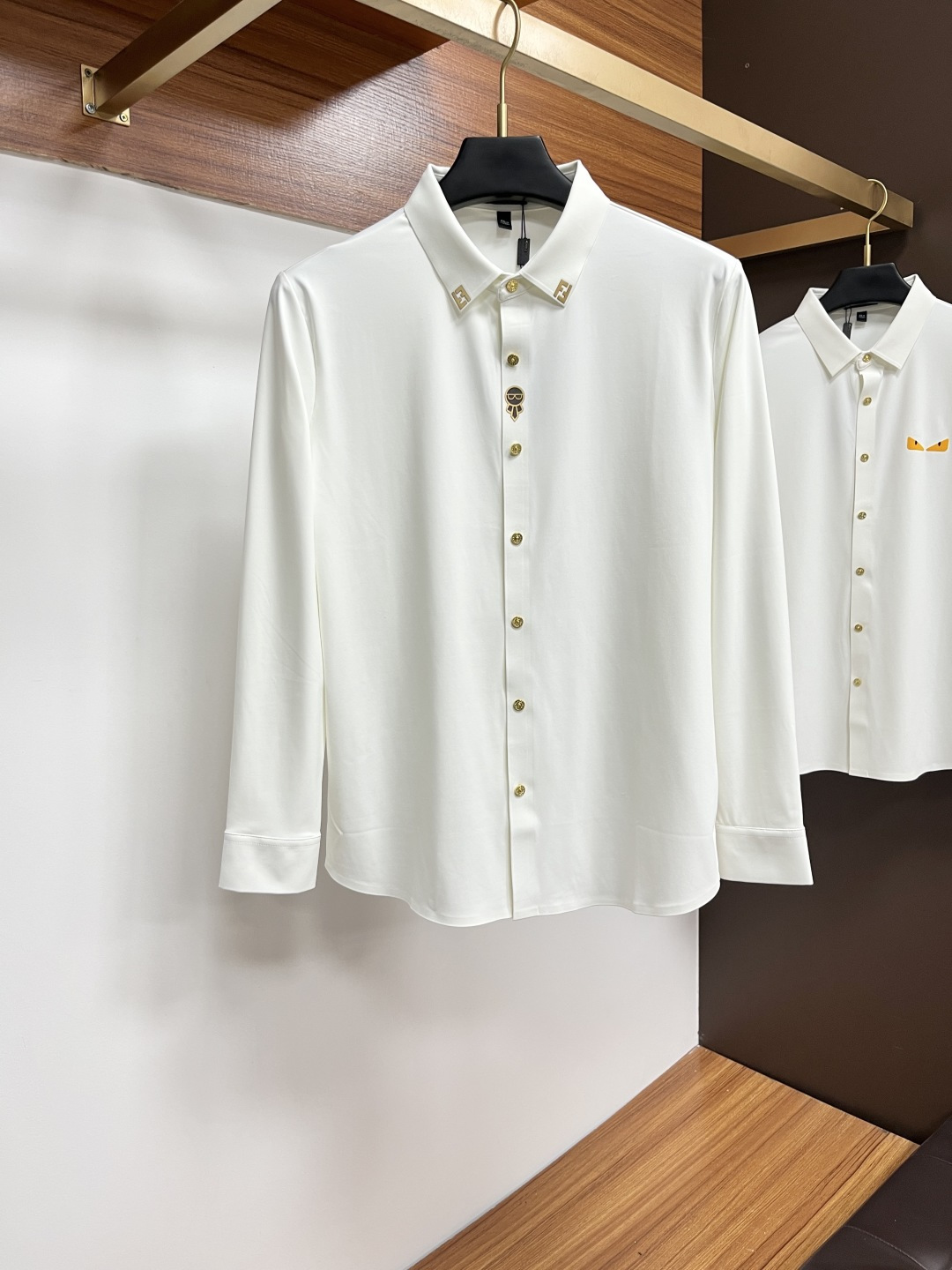 NO:597170,Fendi 25S autumn men's long-sleeved shirt, the material and workmanship are excellent!  !  The most basic soul of a good item is made of double-strand mercerized fabric supplied by customers, which is extremely delicate and has perfect texture. The war horse soft rubber is decorated on the front chest to ensure perfect wearing comfort. The wiring and details everywhere in ZX are rigorous and meticulous, and it is so flawless from the inside to the outside. Size M-3XL,, fendi, shirts, alexander wangshirts19860909芬迪 25S秋季男士长袖衬衫,材质和做工极好！！一件好的单品最为基础的灵魂,采用客供双股丝光面料,极为细腻,质感满分 前胸饰有战马软胶保证完美的穿着舒适度,ZX各处的走线跟细节更是严谨缜密,从内到外都是如此无瑕..码数M-3XL,,fendi,shirts,alexander wang,Men's clothing