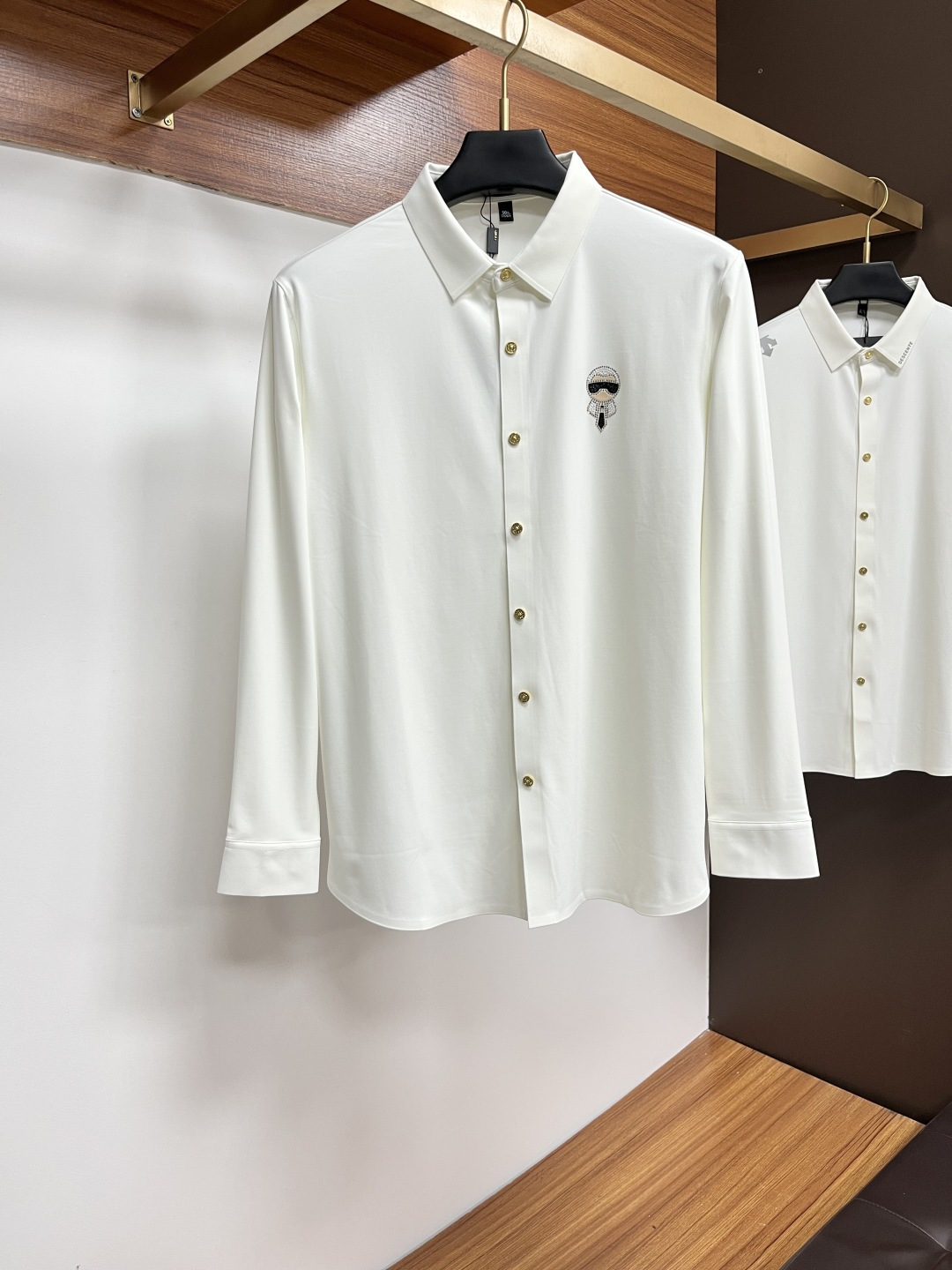 NO:531822,Fendi 25S Fall Men's Long Sleeve Shirt, Excellent Material and Workmanship!  !  The most basic soul of a good item is made of customer-supplied double-strand mercerized fabric, which is extremely delicate and has a full texture. The front chest is decorated with war horse soft rubber to ensure perfect wear comfort. The wiring and details of ZX are more rigorous and meticulous, and are so flawless from the inside to the outside.. Codes M-3XL, fendi,shirts,alexander wang19860909芬迪 25S秋季男士长袖衬衫,材质和做工极好！！一件好的单品最为基础的灵魂,采用客供双股丝光面料,极为细腻,质感满分 前胸饰有战马软胶保证完美的穿着舒适度,ZX各处的走线跟细节更是严谨缜密,从内到外都是如此无瑕..码数M-3XL,,fendi,shirts,alexander wang,Men's clothing