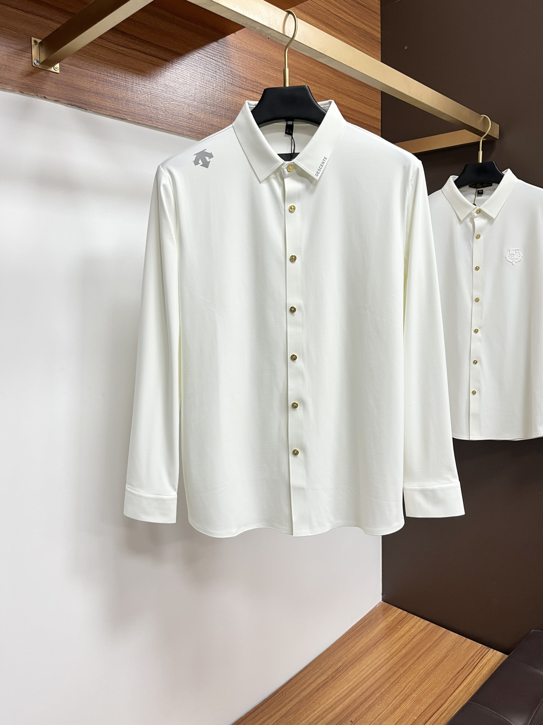 NO:531823,Deesant 25S Fall Men's Long Sleeve Shirt with Excellent Material and Workmanship!  !  The most basic soul of a good item is made of customer-supplied double-strand mercerized fabric, which is extremely delicate and has a full texture. The front chest is decorated with war horse soft rubber to ensure perfect wear comfort. The wiring and details of ZX are more rigorous and meticulous, and are so flawless from the inside to the outside.. M-3XL, Shirts, alexander wang19860909迪桑特 25S秋季男士长袖衬衫,材质和做工极好！！一件好的单品最为基础的灵魂,采用客供双股丝光面料,极为细腻,质感满分 前胸饰有战马软胶保证完美的穿着舒适度,ZX各处的走线跟细节更是严谨缜密,从内到外都是如此无瑕..码数M-3XL,,shirts,alexander wang,Men's clothing