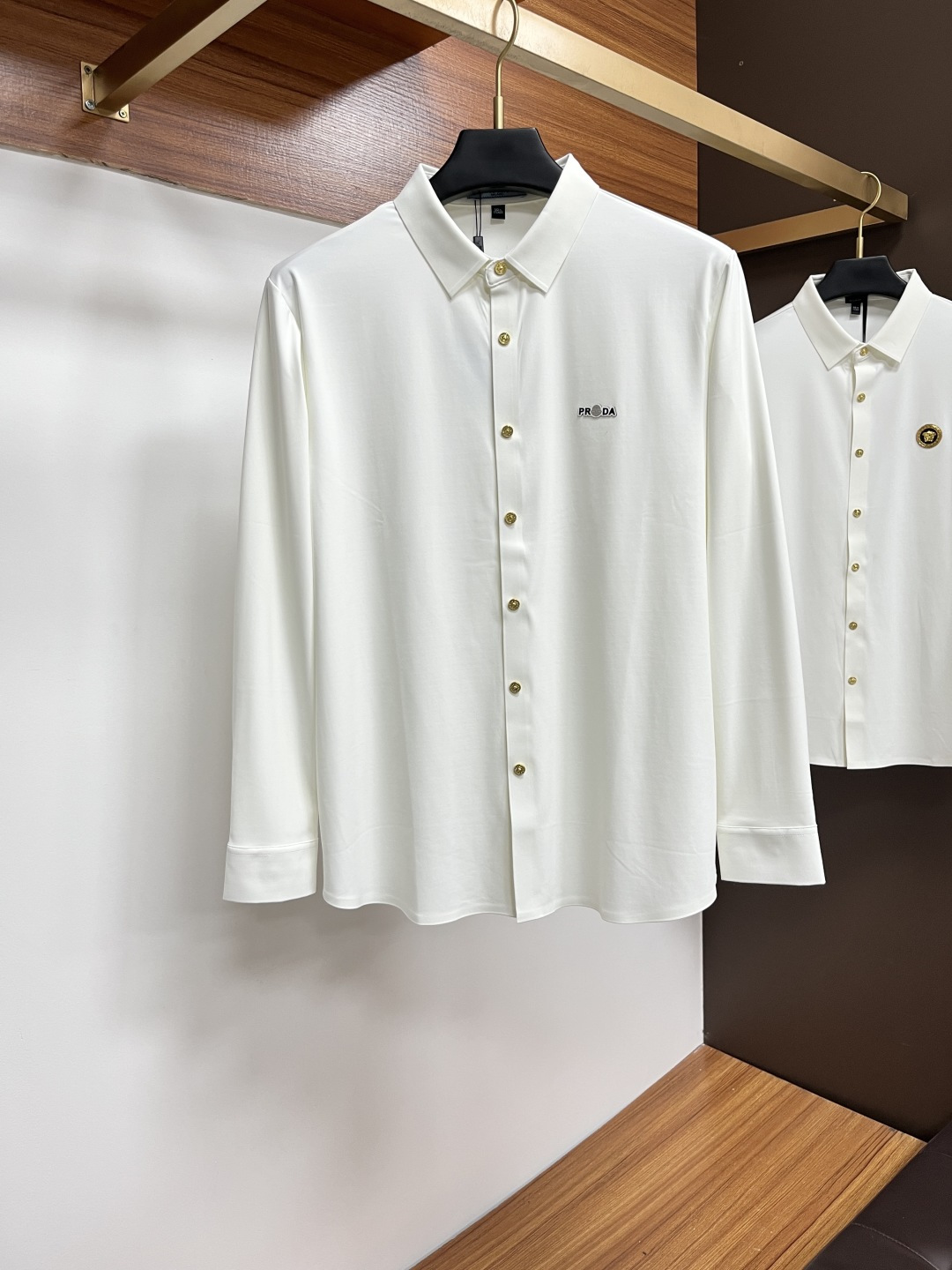 NO:531824,Prada 25S Fall Men's Long Sleeve Shirt, Excellent Material and Workmanship!  !  The most basic soul of a good item is made of customer-supplied double-strand mercerized fabric, which is extremely delicate and has a full texture. The front chest is decorated with war horse soft rubber to ensure perfect wear comfort. The wiring and details of ZX are more rigorous and meticulous, and are so flawless from the inside to the outside.. Codes M-3XL, prada,shirts,alexander wang19860909普拉达 25S秋季男士长袖衬衫,材质和做工极好！！一件好的单品最为基础的灵魂,采用客供双股丝光面料,极为细腻,质感满分 前胸饰有战马软胶保证完美的穿着舒适度,ZX各处的走线跟细节更是严谨缜密,从内到外都是如此无瑕..码数M-3XL,,prada,shirts,alexander wang,Men's clothing