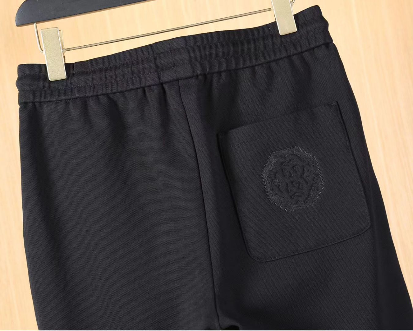 卡沃利 2025ss秋季专柜新品同步上市。原单订制高品质时尚休闲裤。超级百搭款。独家定制-进口高端绵面料