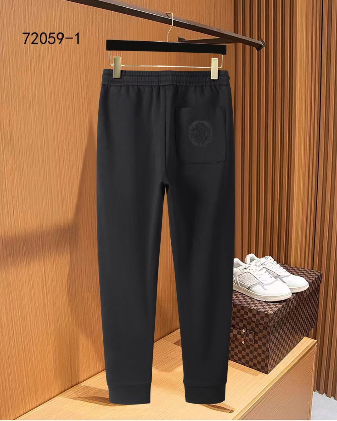 卡沃利 2025ss秋季专柜新品同步上市。原单订制高品质时尚休闲裤。超级百搭款。独家定制-进口高端绵面料