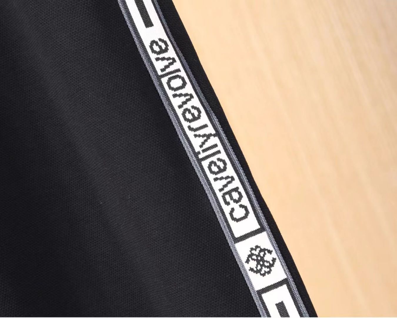 卡沃利 2025ss秋季专柜新品同步上市。原单订制高品质时尚休闲裤。超级百搭款。独家定制-进口高端绵面料