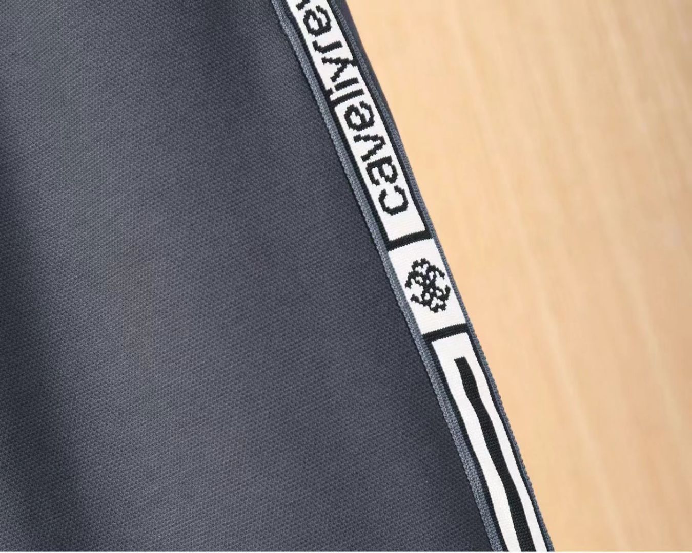 卡沃利 2025ss秋季专柜新品同步上市。原单订制高品质时尚休闲裤。超级百搭款。独家定制-进口高端绵面料