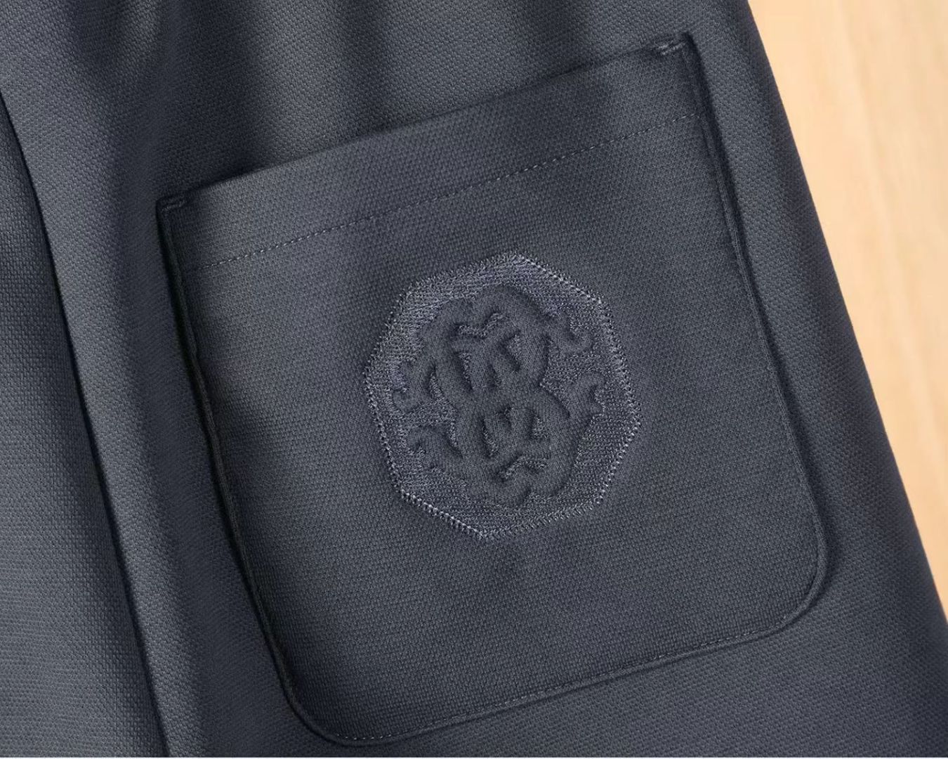 卡沃利 2025ss秋季专柜新品同步上市。原单订制高品质时尚休闲裤。超级百搭款。独家定制-进口高端绵面料