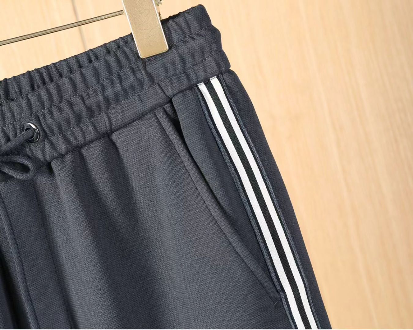 卡沃利 2025ss秋季专柜新品同步上市。原单订制高品质时尚休闲裤。超级百搭款。独家定制-进口高端绵面料