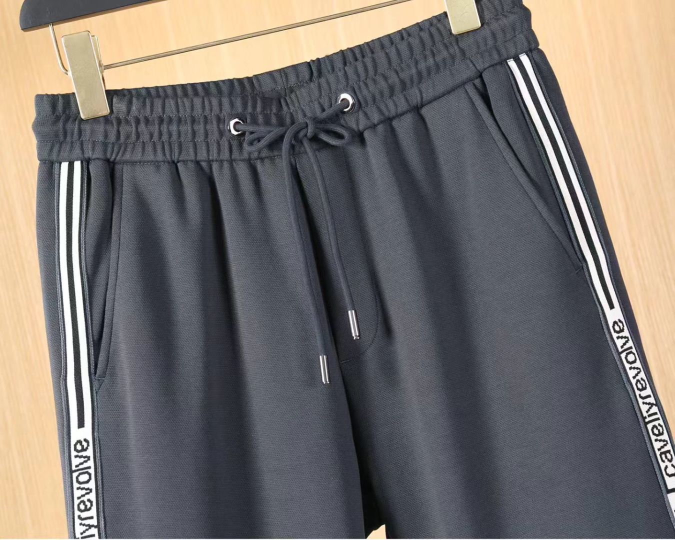 卡沃利 2025ss秋季专柜新品同步上市。原单订制高品质时尚休闲裤。超级百搭款。独家定制-进口高端绵面料