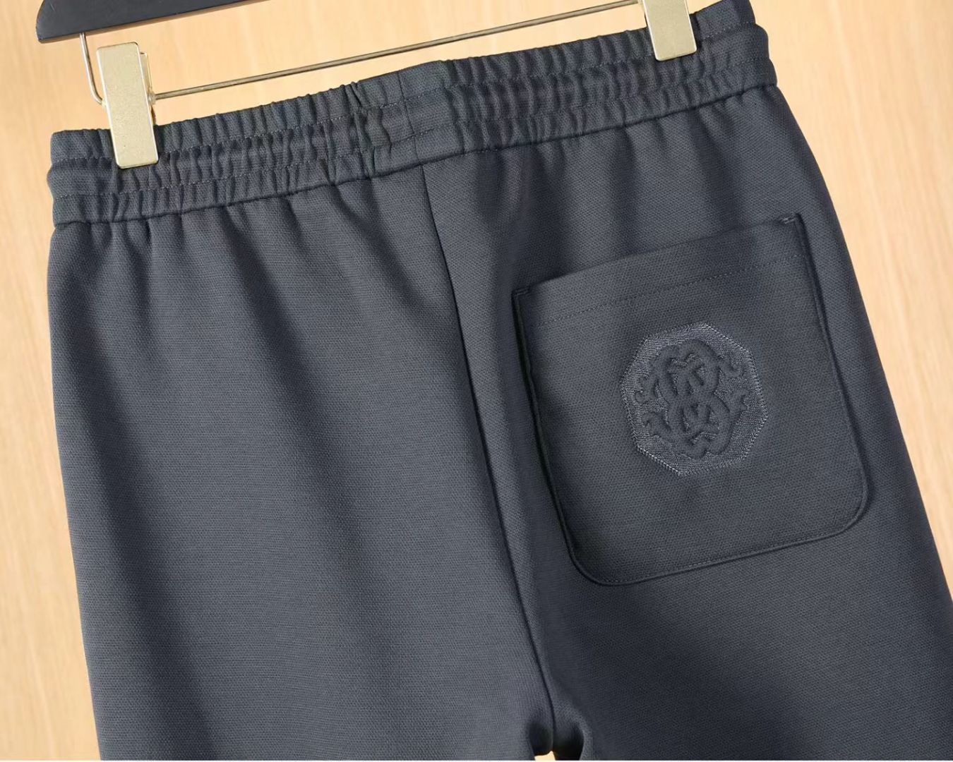 卡沃利 2025ss秋季专柜新品同步上市。原单订制高品质时尚休闲裤。超级百搭款。独家定制-进口高端绵面料