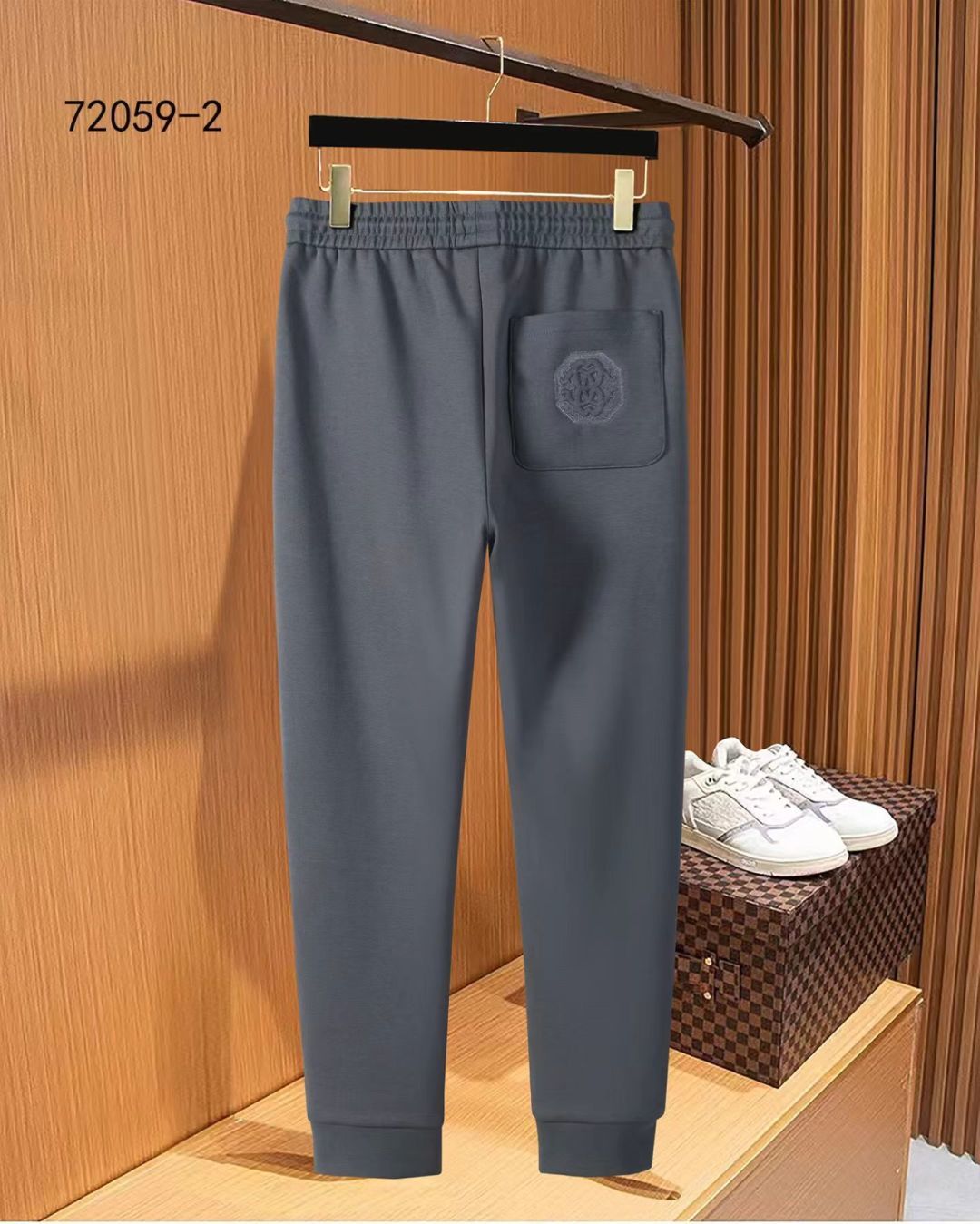 卡沃利 2025ss秋季专柜新品同步上市。原单订制高品质时尚休闲裤。超级百搭款。独家定制-进口高端绵面料