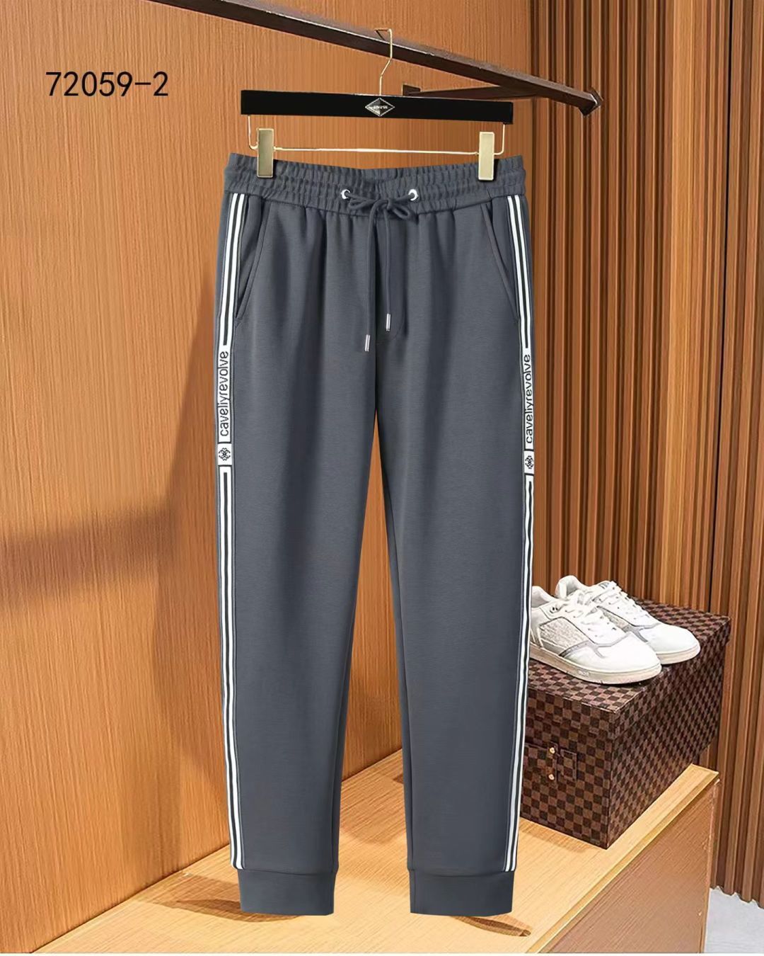 NO:537229,The new products of the 2025ss Autumn Counter of Cavalli are on the market simultaneously. The original customized high-quality fashionable casual pants are super versatile. Exclusively customized - imported high-end cotton fabric, delicate and soft, close and comfortable, and super stylish on the upper body! The latest hardware and accessories of the original custom counter. Super beautiful style, long legs on the upper body, impeccable inner and lined, you can attend any occasion. L35 once again emphasizes that the fabric is very, very classy! Number of codes 29-38, alexander wang19860909卡沃利 2025ss秋季专柜新品同步上市.原单订制高品质时尚休闲裤.超级百搭款.独家定制-进口高端绵面料,手感细腻柔软,贴身舒适,上身超有型！原版定制专柜最新五金辅料.超靓版型、上身显腿修长,內里,走线都无可挑剔,任何场合都可出席,L35 再次强调面料非常非常显档次！码数29-38,,alexander wang,Men's clothing