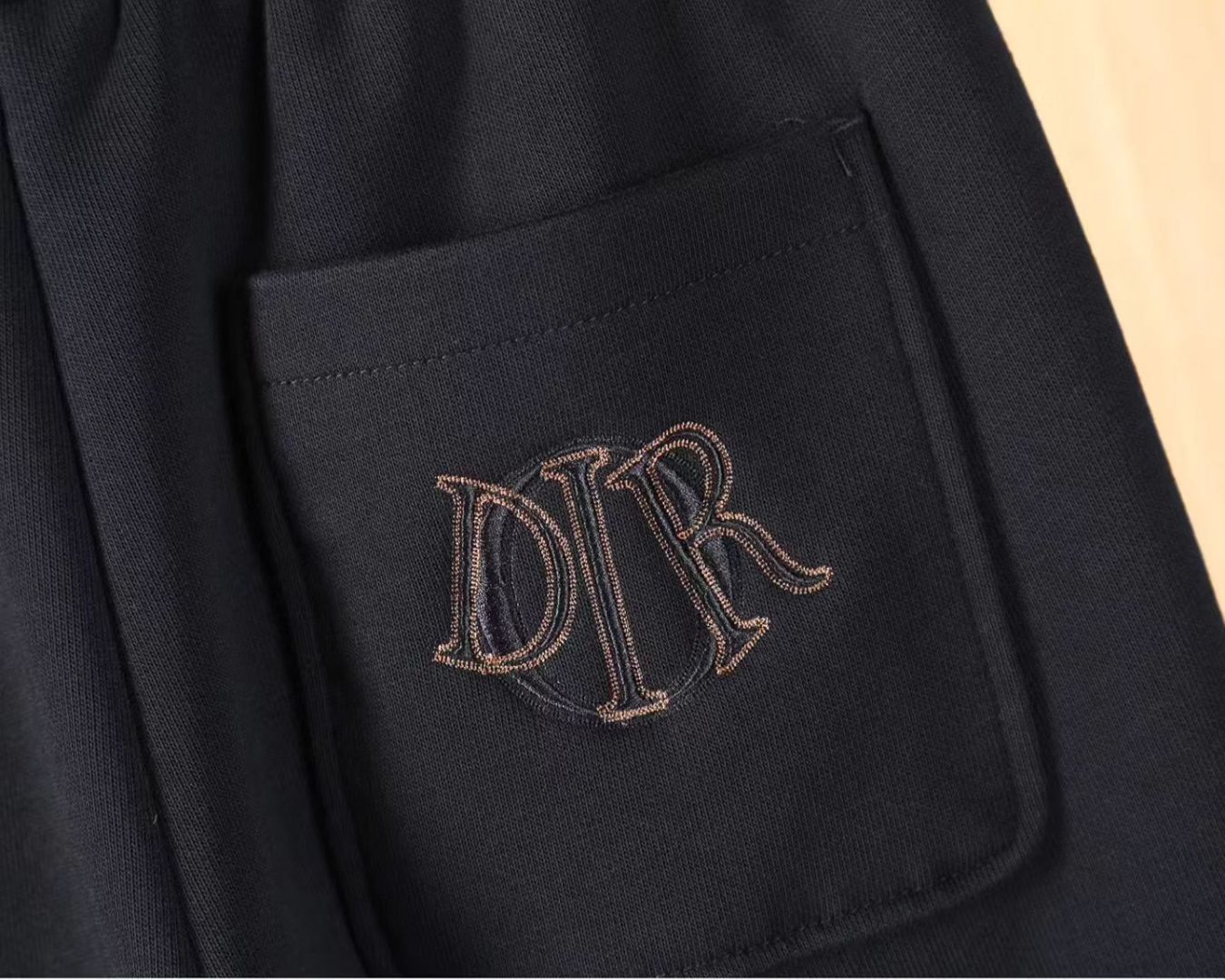 迪奥 2025ss秋季专柜新品同步上市。原单订制高品质时尚休闲裤。超级百搭款。独家定制-进口高端绵面料，