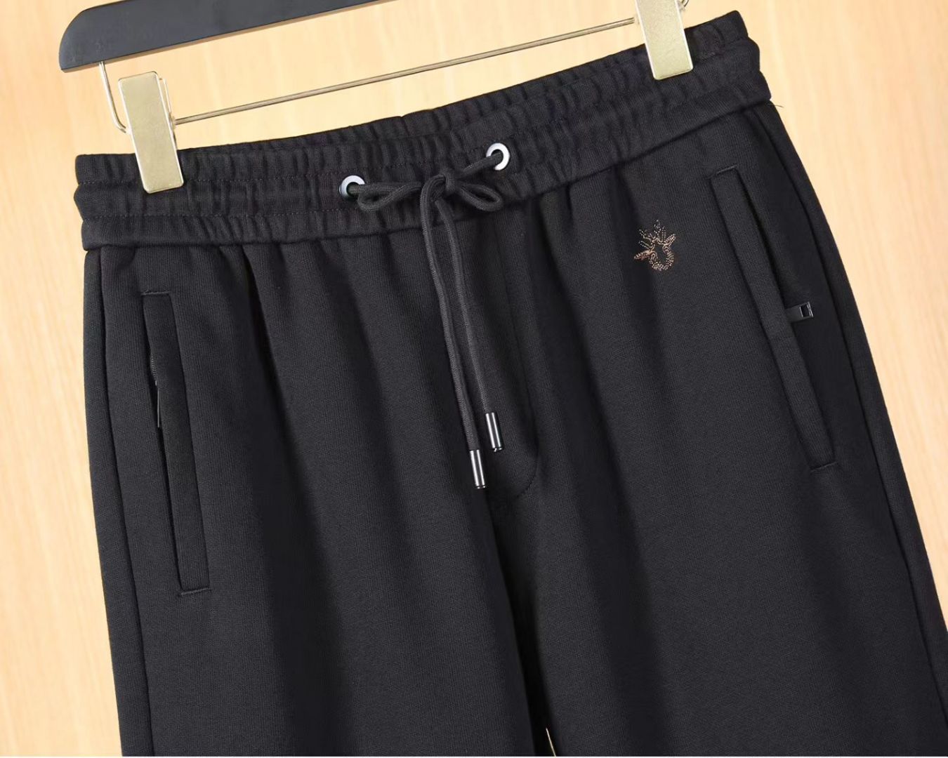 迪奥 2025ss秋季专柜新品同步上市。原单订制高品质时尚休闲裤。超级百搭款。独家定制-进口高端绵面料，