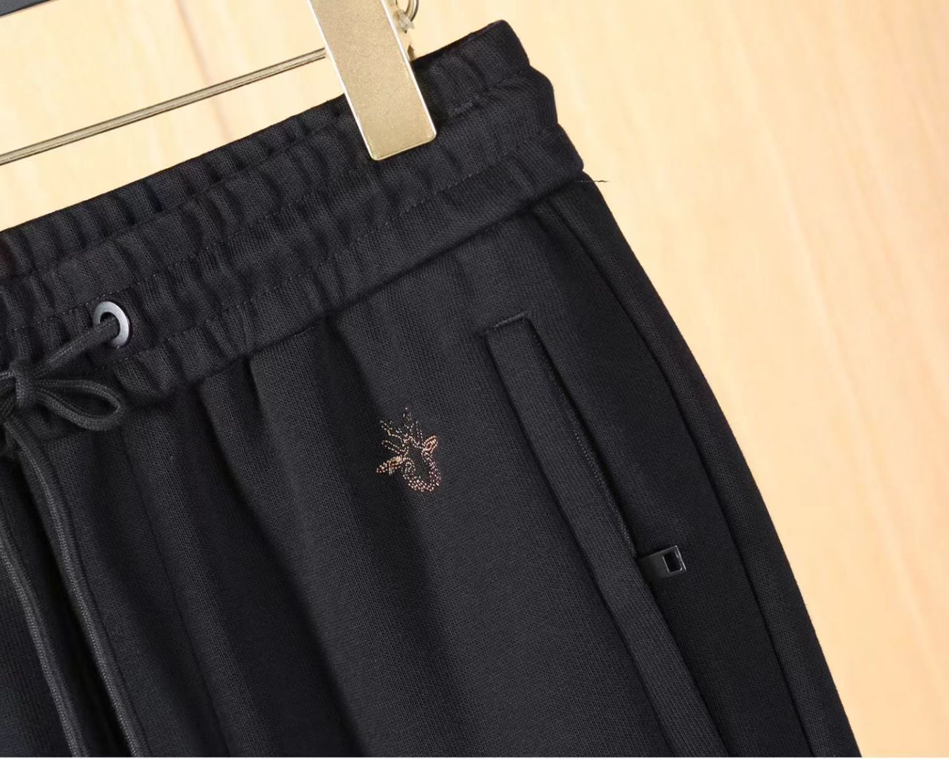 迪奥 2025ss秋季专柜新品同步上市。原单订制高品质时尚休闲裤。超级百搭款。独家定制-进口高端绵面料，
