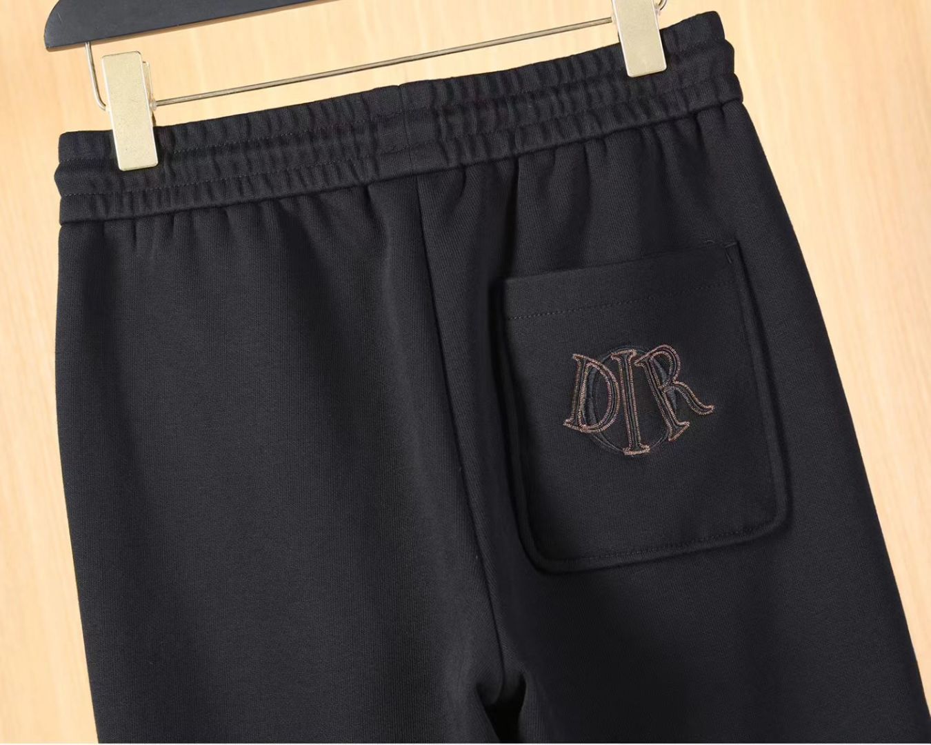 迪奥 2025ss秋季专柜新品同步上市。原单订制高品质时尚休闲裤。超级百搭款。独家定制-进口高端绵面料，