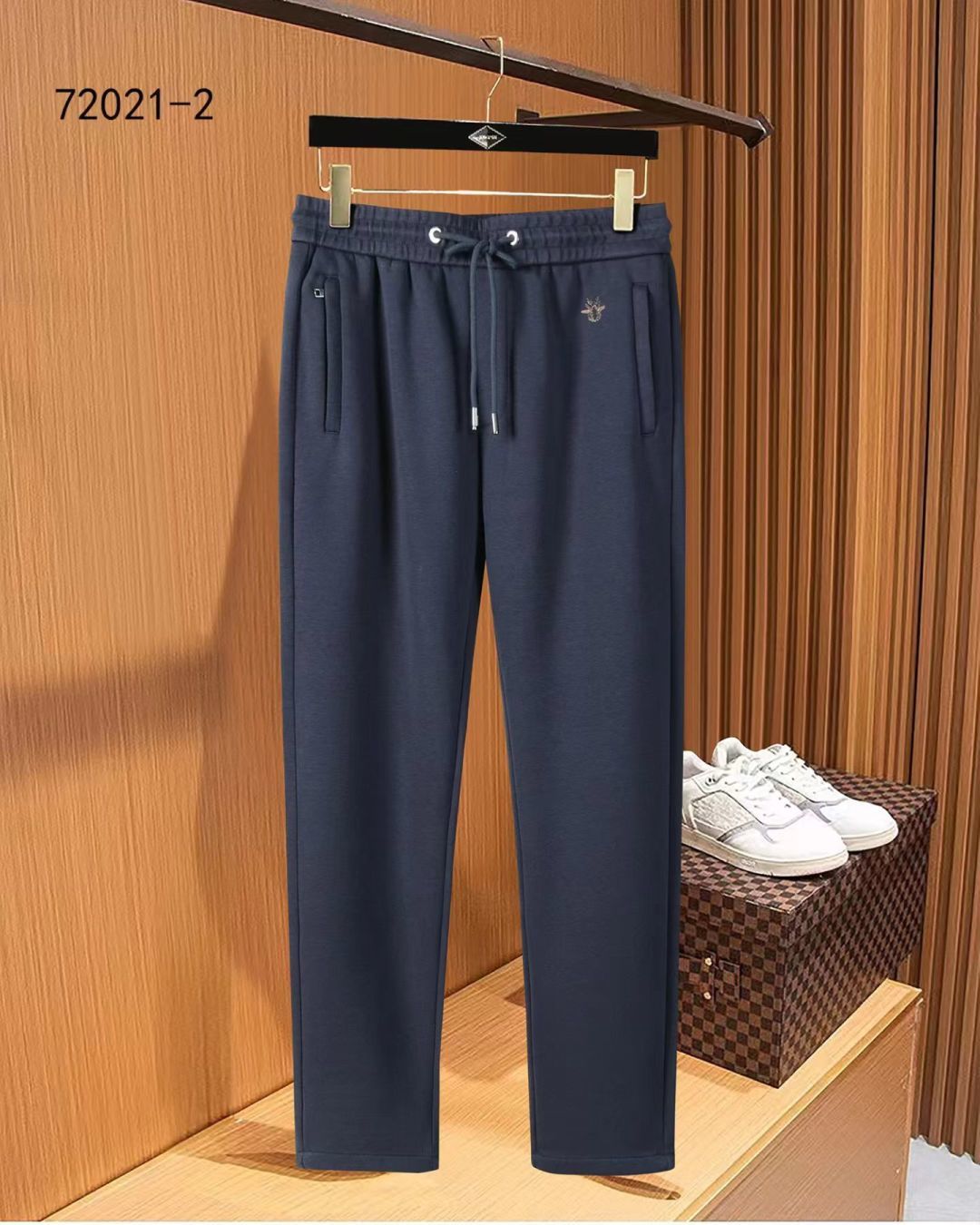 NO:537230,Dior 2025ss autumn counter new products are on the market simultaneously. The original customized high-quality fashionable casual pants are super versatile. Exclusively customized - imported high-end cotton fabric, delicate and soft, close and comfortable, and super stylish on the upper body! The latest hardware and accessories of the original custom counter. Super beautiful style, long legs on the upper body, impeccable inner and lined, you can attend any occasion. L35 once again emphasizes that the fabric is very, very classy! Number of codes 29-38, dior,alexander wang19860909迪奥 2025ss秋季专柜新品同步上市.原单订制高品质时尚休闲裤.超级百搭款.独家定制-进口高端绵面料,手感细腻柔软,贴身舒适,上身超有型！原版定制专柜最新五金辅料.超靓版型、上身显腿修长,內里,走线都无可挑剔,任何场合都可出席,L35 再次强调面料非常非常显档次！码数29-38,,dior,alexander wang,Men's clothing