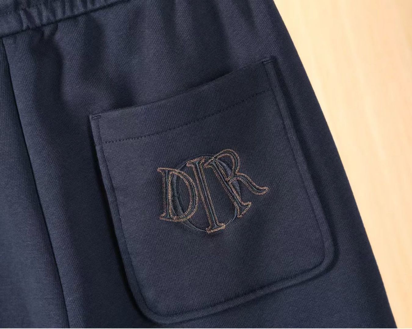 迪奥 2025ss秋季专柜新品同步上市。原单订制高品质时尚休闲裤。超级百搭款。独家定制-进口高端绵面料，