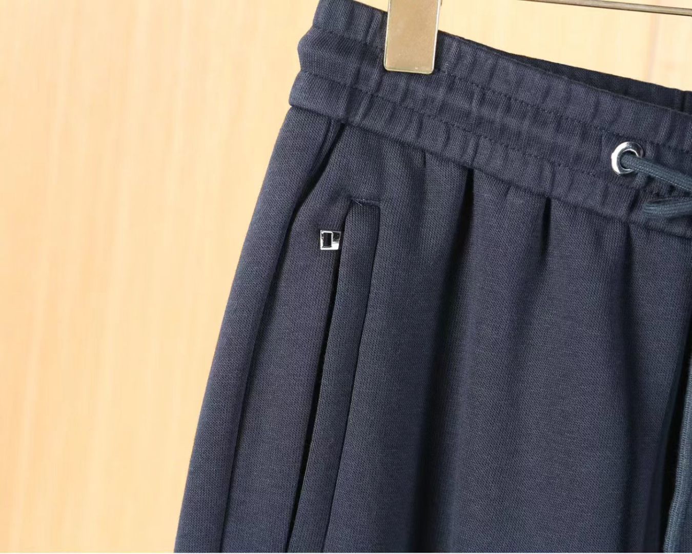 迪奥 2025ss秋季专柜新品同步上市。原单订制高品质时尚休闲裤。超级百搭款。独家定制-进口高端绵面料，