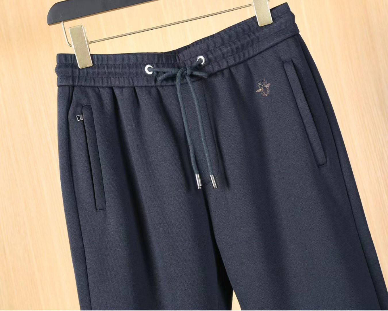 迪奥 2025ss秋季专柜新品同步上市。原单订制高品质时尚休闲裤。超级百搭款。独家定制-进口高端绵面料，