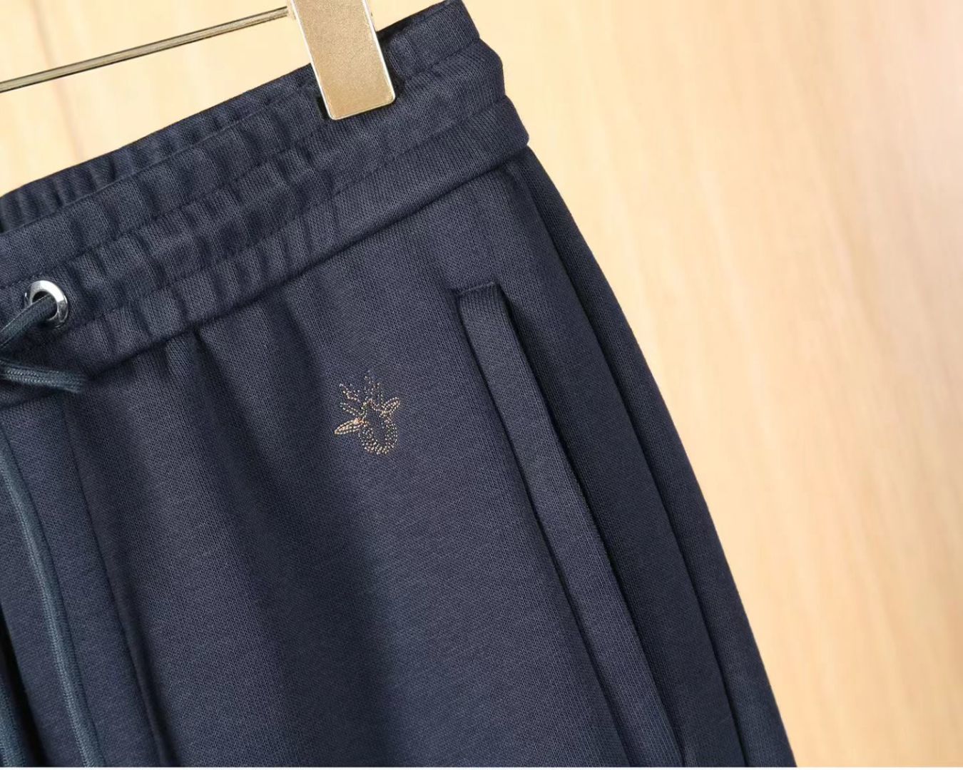 迪奥 2025ss秋季专柜新品同步上市。原单订制高品质时尚休闲裤。超级百搭款。独家定制-进口高端绵面料，