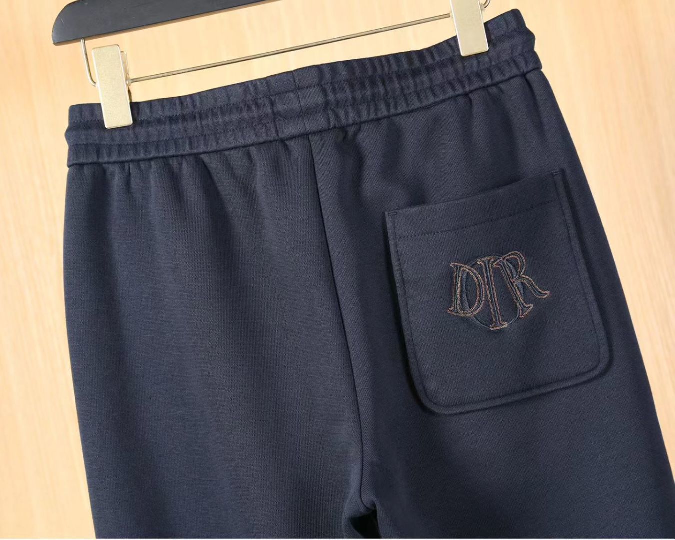 迪奥 2025ss秋季专柜新品同步上市。原单订制高品质时尚休闲裤。超级百搭款。独家定制-进口高端绵面料，