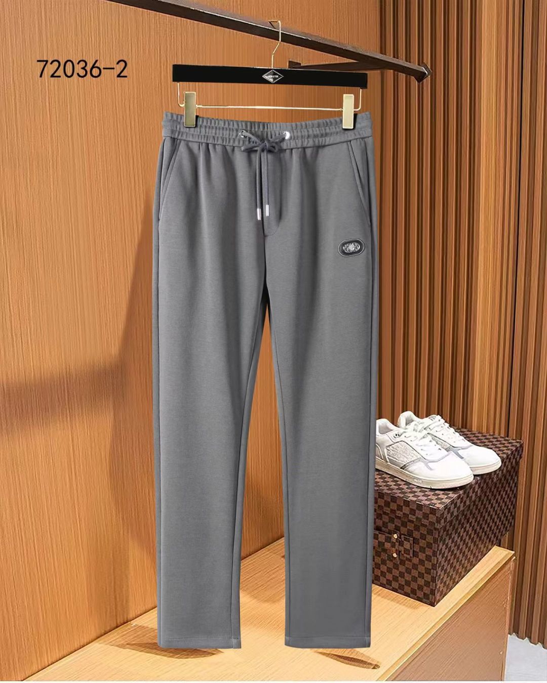 NO:537236,Dior 2025ss autumn counter new products are on the market simultaneously. The original customized high-quality fashionable casual pants are super versatile. Exclusively customized - imported high-end cotton fabric, delicate and soft, close and comfortable, and super stylish on the upper body! The latest hardware and accessories of the original custom counter. Super beautiful style, long legs on the upper body, impeccable inner and lined, you can attend any occasion. L35 once again emphasizes that the fabric is very, very classy! Number of codes 29-38, dior,alexander wang19860909迪奥 2025ss秋季专柜新品同步上市.原单订制高品质时尚休闲裤.超级百搭款.独家定制-进口高端绵面料,手感细腻柔软,贴身舒适,上身超有型！原版定制专柜最新五金辅料.超靓版型、上身显腿修长,內里,走线都无可挑剔,任何场合都可出席,L35 再次强调面料非常非常显档次！码数29-38,,dior,alexander wang,Men's clothing
