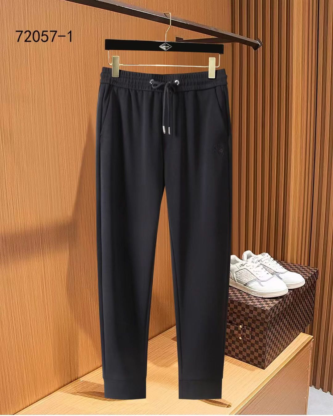 NO:537238,Luo Yiwei's new products in the 2025ss autumn counter are on the market simultaneously. The original customized high-quality fashionable casual pants are super versatile. Exclusively customized - imported high-end cotton fabric, delicate and soft, close and comfortable, and super stylish on the upper body! The latest hardware and accessories of the original custom counter. Super beautiful style, long legs on the upper body, impeccable inner and lined, you can attend any occasion. L35 once again emphasizes that the fabric is very, very classy! Number of codes 29-38, loewe, alexander wang19860909罗意威 2025ss秋季专柜新品同步上市.原单订制高品质时尚休闲裤.超级百搭款.独家定制-进口高端绵面料,手感细腻柔软,贴身舒适,上身超有型！原版定制专柜最新五金辅料.超靓版型、上身显腿修长,內里,走线都无可挑剔,任何场合都可出席,L35 再次强调面料非常非常显档次！码数29-38,,loewe,alexander wang,Men's clothing
