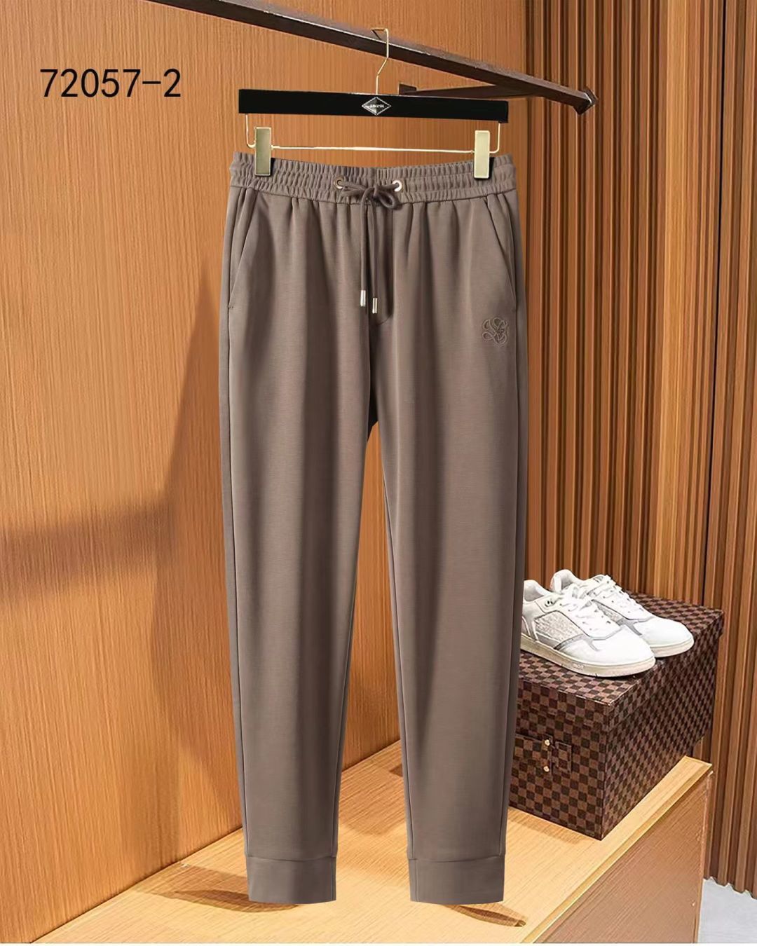 NO:537240,New products of LV 2025ss autumn counters are on the market simultaneously. The original customized high-quality fashionable casual pants are super versatile. Exclusively customized - imported high-end cotton fabric, delicate and soft, close and comfortable, and super stylish on the upper body! The latest hardware and accessories of the original custom counter. Super beautiful style, long legs on the upper body, impeccable inner and lined, you can attend any occasion. L35 once again emphasizes that the fabric is very, very classy! Count 29-38, louis vuitton,alexander wang19860909LV 2025ss秋季专柜新品同步上市.原单订制高品质时尚休闲裤.超级百搭款.独家定制-进口高端绵面料,手感细腻柔软,贴身舒适,上身超有型！原版定制专柜最新五金辅料.超靓版型、上身显腿修长,內里,走线都无可挑剔,任何场合都可出席,L35 再次强调面料非常非常显档次！码数29-38,,louis vuitton,alexander wang,Men's clothing
