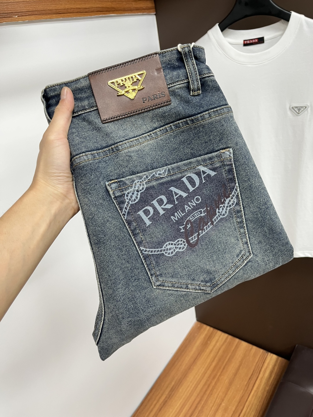 NO:541160,Prada [New Autumn 2025] European station men's business casual jeans When business meets casual, when classic collides fashion, in autumn 2025, we bring you a brand new European station men's business casual jeans!  Selected high-quality fabrics, soft and comfortable, and breathable, allowing you to remain refreshing and comfortable during busy working days. The design is simple without losing style, perfectly blending business and leisure elements, whether in office or weekend parties, you can easily control it and show your unique taste. Meet your outfit needs in different occasions and make your wardrobe rejuvenate. QDK slim tailoring, fits your body, highlights the uprightness and confidence of men. The details show craftsmanship, and each stitch has been carefully polished to ensure quality and comfort coexist. Size 29-40,,prada,jeans,alexander wang19860909普拉达【2025秋季新品】欧洲站男士商务休闲牛仔裤 当商务遇上休闲,当经典碰撞时尚,2025年秋季,我们为您带来全新欧洲站男士商务休闲牛仔裤！ 精选高品质面料,柔软舒适,透气性极佳,让您在繁忙的工作日中依然保持清爽与自在. 设计简约而不失格调,完美融合商务与休闲元素,无论是办公室还是周末聚会,都能轻松驾驭,展现您的独特品味. 满足您不同场合的穿搭需求,让您的衣橱焕发新生.QDK 修身剪裁,贴合身形,凸显男士的挺拔与自信.细节之处彰显匠心,每一个针脚都经过精心打磨,确保品质与舒适并存. 尺码29-40,,prada,jeans,alexander wang,Men's clothing