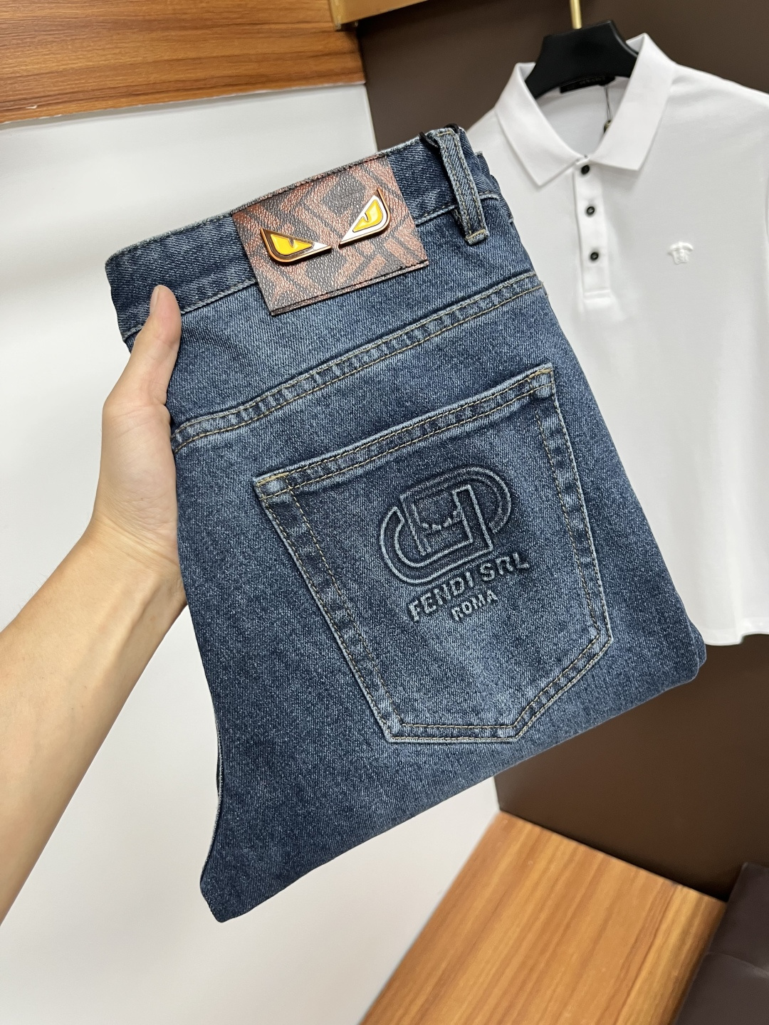 NO:541161,Fendi [New Autumn 2025] European station men's business casual jeans When business meets casual, when classic collides fashion, in autumn 2025, we bring you a brand new European station men's business casual jeans!  Selected high-quality fabrics, soft and comfortable, and breathable, allowing you to remain refreshing and comfortable during busy working days. The design is simple without losing style, perfectly blending business and leisure elements, whether in office or weekend parties, you can easily control it and show your unique taste. Meet your outfit needs in different occasions and make your wardrobe rejuvenate. QDK slim tailoring, fits your body, highlights the uprightness and confidence of men. The details show ingenuity, and each stitch has been carefully polished to ensure quality and comfort coexist. Size 29-40,,fendi,jeans,alexander wang19860909芬迪【2025秋季新品】欧洲站男士商务休闲牛仔裤 当商务遇上休闲,当经典碰撞时尚,2025年秋季,我们为您带来全新欧洲站男士商务休闲牛仔裤！ 精选高品质面料,柔软舒适,透气性极佳,让您在繁忙的工作日中依然保持清爽与自在. 设计简约而不失格调,完美融合商务与休闲元素,无论是办公室还是周末聚会,都能轻松驾驭,展现您的独特品味. 满足您不同场合的穿搭需求,让您的衣橱焕发新生.QDK 修身剪裁,贴合身形,凸显男士的挺拔与自信.细节之处彰显匠心,每一个针脚都经过精心打磨,确保品质与舒适并存. 尺码29-40,,fendi,jeans,alexander wang,Men's clothing