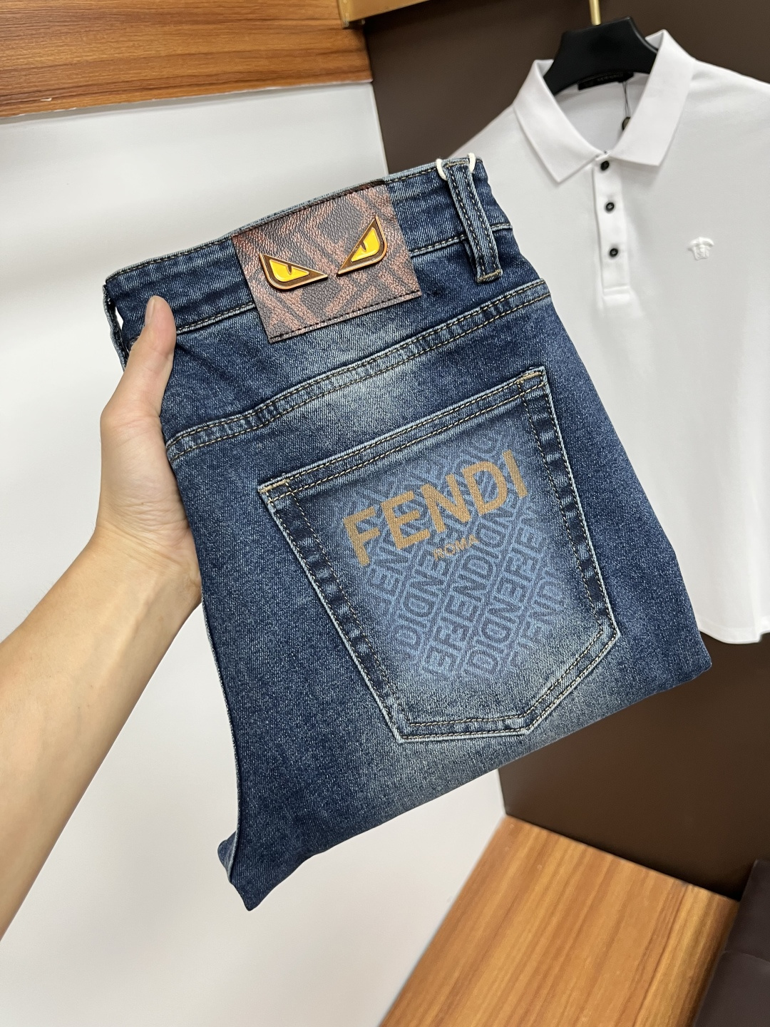 NO:540233,Fendi [New autumn products] European station men's business casual jeans When business meets casual, when classic collides fashion, in autumn, we bring you a brand new European station men's business casual jeans!  Selected high-quality fabrics, soft and comfortable, and breathable, allowing you to remain refreshing and comfortable during busy working days. The design is simple without losing style, perfectly blending business and leisure elements, whether in office or weekend parties, you can easily control it and show your unique taste. Meet your outfit needs in different occasions and make your wardrobe rejuvenate. QDK slim tailoring, fits your body, highlights the uprightness and confidence of men. The details show ingenuity, and each stitch has been carefully polished to ensure quality and comfort coexist. Size 29-40,,fendi,jeans,alexander wang19860909芬迪【秋季新品】欧洲站男士商务休闲牛仔裤 当商务遇上休闲,当经典碰撞时尚,年秋季,我们为您带来全新欧洲站男士商务休闲牛仔裤！ 精选高品质面料,柔软舒适,透气性极佳,让您在繁忙的工作日中依然保持清爽与自在. 设计简约而不失格调,完美融合商务与休闲元素,无论是办公室还是周末聚会,都能轻松驾驭,展现您的独特品味. 满足您不同场合的穿搭需求,让您的衣橱焕发新生.QDK 修身剪裁,贴合身形,凸显男士的挺拔与自信.细节之处彰显匠心,每一个针脚都经过精心打磨,确保品质与舒适并存. 尺码29-40,,fendi,jeans,alexander wang,Men's clothing