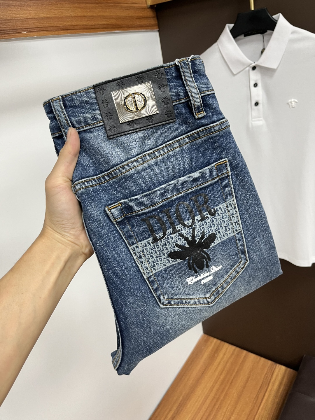 NO:540235,Dior [New autumn products] European station men's business casual jeans When business meets casual, when classic collides fashion, in autumn, we bring you a brand new European station men's business casual jeans!  Selected high-quality fabrics, soft and comfortable, and breathable, allowing you to remain refreshing and comfortable during busy working days. The design is simple without losing style, perfectly blending business and leisure elements, whether in office or weekend parties, you can easily control it and show your unique taste. Meet your outfit needs in different occasions and make your wardrobe rejuvenate. QDK slim tailoring, fits your body, highlights the uprightness and confidence of men. The details show craftsmanship, and each stitch has been carefully polished to ensure that quality and comfort coexist. Size 29-40,,dior,jeans,alexander wang19860909迪奥【秋季新品】欧洲站男士商务休闲牛仔裤 当商务遇上休闲,当经典碰撞时尚,年秋季,我们为您带来全新欧洲站男士商务休闲牛仔裤！ 精选高品质面料,柔软舒适,透气性极佳,让您在繁忙的工作日中依然保持清爽与自在. 设计简约而不失格调,完美融合商务与休闲元素,无论是办公室还是周末聚会,都能轻松驾驭,展现您的独特品味. 满足您不同场合的穿搭需求,让您的衣橱焕发新生.QDK 修身剪裁,贴合身形,凸显男士的挺拔与自信.细节之处彰显匠心,每一个针脚都经过精心打磨,确保品质与舒适并存. 尺码29-40,,dior,jeans,alexander wang,Men's clothing