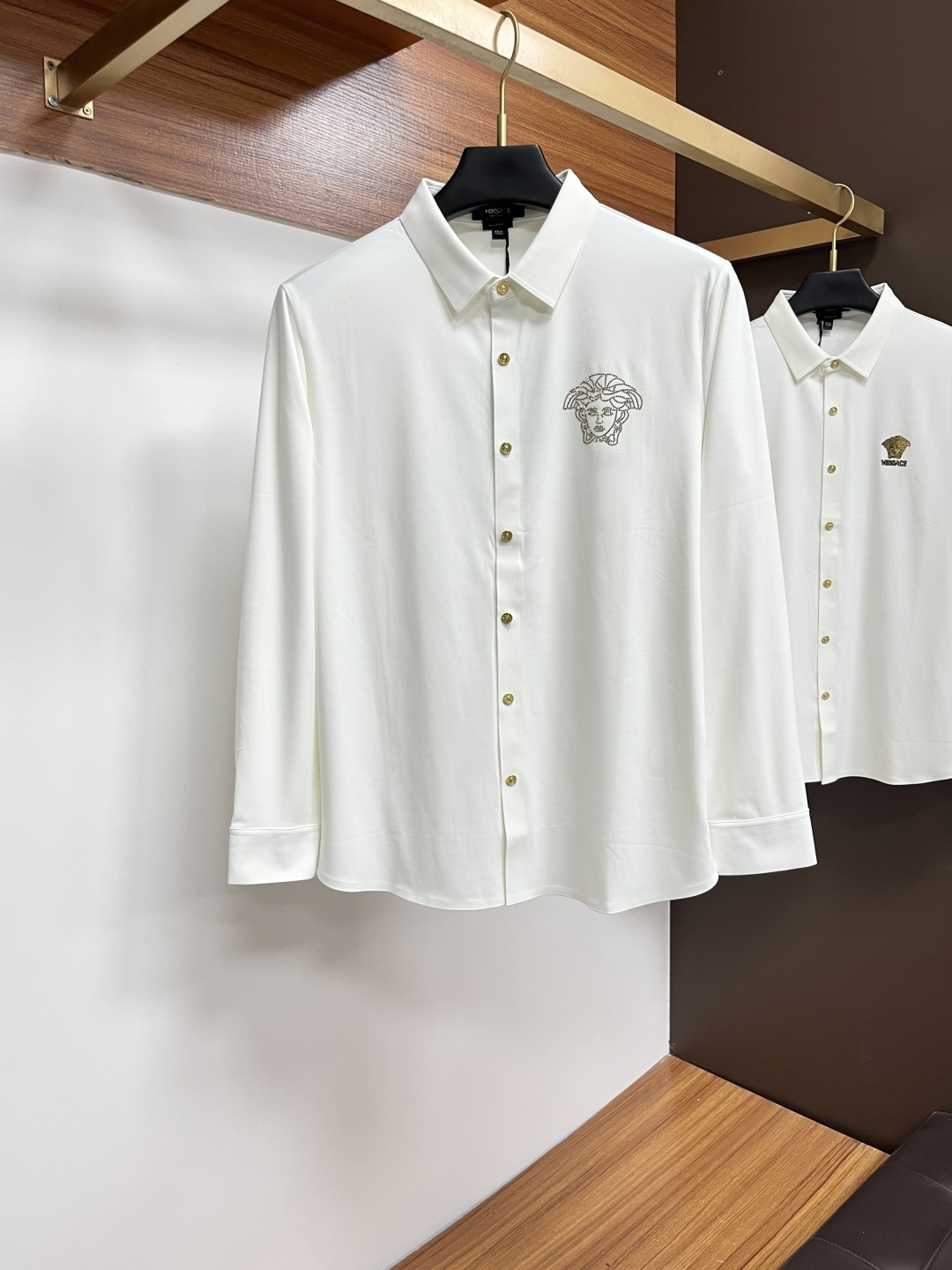 NO:539164,Versace 25S autumn men's long-sleeved shirt, excellent material and workmanship!  !  The most basic soul of a good item is made of customer-supplied double-strand mercerized fabric, which is extremely delicate and has a full texture. The front chest is decorated with war horse soft rubber to ensure perfect wear comfort. The wiring and details of ZX are more rigorous and meticulous, and are so flawless from the inside to the outside.. Code M-3XL, versace, shirts, alexander wang19860909范思哲 25S秋季男士长袖衬衫,材质和做工极好！！一件好的单品最为基础的灵魂,采用客供双股丝光面料,极为细腻,质感满分 前胸饰有战马软胶保证完美的穿着舒适度,ZX各处的走线跟细节更是严谨缜密,从内到外都是如此无瑕..码数M-3XL,,versace,shirts,alexander wang,Men's clothing