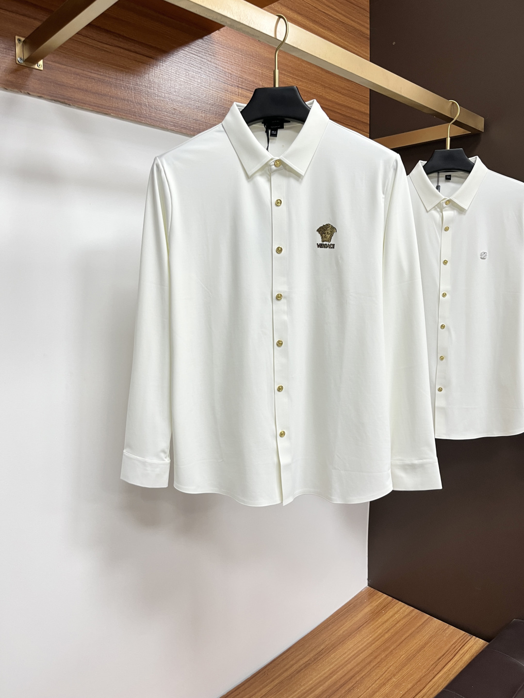 NO:538234,Versace 25S autumn men's long-sleeved shirt, excellent material and workmanship!  !  The most basic soul of a good item is made of customer-supplied double-strand mercerized fabric, which is extremely delicate and has a full texture. The front chest is decorated with war horse soft rubber to ensure perfect wear comfort. The wiring and details of ZX are more rigorous and meticulous, and are so flawless from the inside to the outside.. Code M-3XL, versace, shirts, alexander wang19860909范思哲 25S秋季男士长袖衬衫,材质和做工极好！！一件好的单品最为基础的灵魂,采用客供双股丝光面料,极为细腻,质感满分 前胸饰有战马软胶保证完美的穿着舒适度,ZX各处的走线跟细节更是严谨缜密,从内到外都是如此无瑕..码数M-3XL,,versace,shirts,alexander wang,Men's clothing