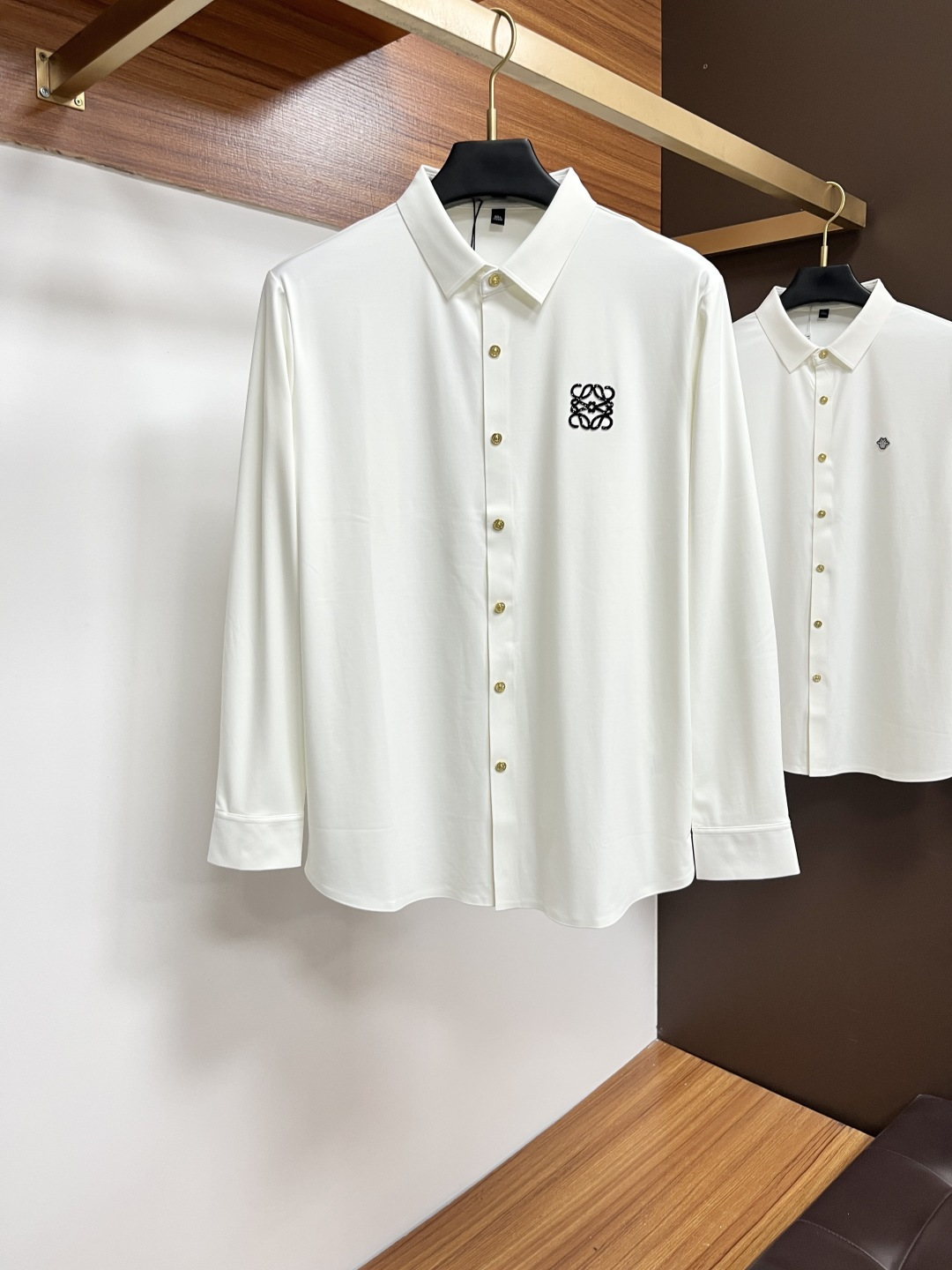 NO:538240,Luo Yiwei 25S autumn men's long-sleeved shirt, excellent material and workmanship!  !  The most basic soul of a good item is made of customer-supplied double-strand mercerized fabric, which is extremely delicate and has a full texture. The front chest is decorated with war horse soft rubber to ensure perfect wear comfort. The wiring and details of ZX are more rigorous and meticulous, and are so flawless from the inside to the outside.. Number M-3XL, loewe, shirts, alexander wang19860909罗意威 25S秋季男士长袖衬衫,材质和做工极好！！一件好的单品最为基础的灵魂,采用客供双股丝光面料,极为细腻,质感满分 前胸饰有战马软胶保证完美的穿着舒适度,ZX各处的走线跟细节更是严谨缜密,从内到外都是如此无瑕..码数M-3XL,,loewe,shirts,alexander wang,Men's clothing