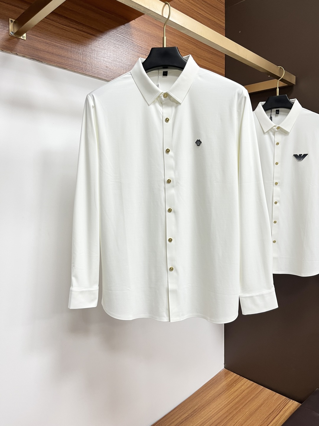 NO:538242,Dior 25S Autumn Men's Long Sleeve Shirt with Excellent Material and Workmanship!  !  The most basic soul of a good item is made of customer-supplied double-strand mercerized fabric, which is extremely delicate and has a full texture. The front chest is decorated with war horse soft rubber to ensure perfect wear comfort. The wiring and details of ZX are more rigorous and meticulous, and are so flawless from the inside to the outside.. Codes M-3XL, dior, shirts, alexander wang19860909迪奥 25S秋季男士长袖衬衫,材质和做工极好！！一件好的单品最为基础的灵魂,采用客供双股丝光面料,极为细腻,质感满分 前胸饰有战马软胶保证完美的穿着舒适度,ZX各处的走线跟细节更是严谨缜密,从内到外都是如此无瑕..码数M-3XL,,dior,shirts,alexander wang,Men's clothing