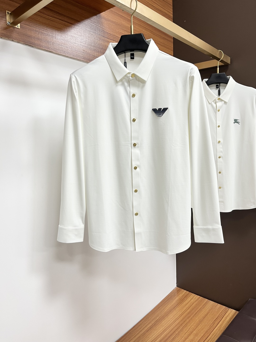 NO:538244,Armani 25S Fall Men's Long Sleeve Shirt, Excellent Material and Workmanship!  !  The most basic soul of a good item is made of customer-supplied double-strand mercerized fabric, which is extremely delicate and has a full texture. The front chest is decorated with war horse soft rubber to ensure perfect wear comfort. The wiring and details of ZX are more rigorous and meticulous, and are so flawless from the inside to the outside.. Code M-3XL, armani,shirts,alexander wang19860909阿玛尼 25S秋季男士长袖衬衫,材质和做工极好！！一件好的单品最为基础的灵魂,采用客供双股丝光面料,极为细腻,质感满分 前胸饰有战马软胶保证完美的穿着舒适度,ZX各处的走线跟细节更是严谨缜密,从内到外都是如此无瑕..码数M-3XL,,armani,shirts,alexander wang,Men's clothing