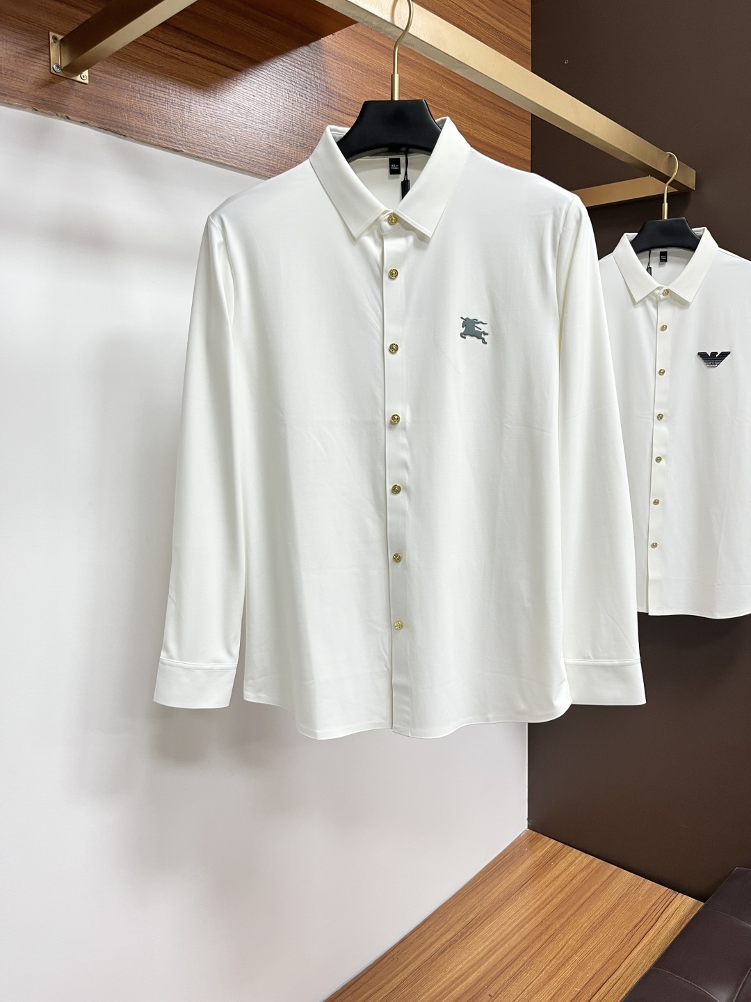 NO:538246,Burberry 25S Autumn Men's Long Sleeve Shirt, Excellent Material and Workmanship!  !  The most basic soul of a good item is made of customer-supplied double-strand mercerized fabric, which is extremely delicate and has a full texture. The front chest is decorated with war horse soft rubber to ensure perfect wear comfort. The wiring and details of ZX are more rigorous and meticulous, and are so flawless from the inside to the outside.. Codes M-3XL, burberry, shirts, alexander wang19860909巴宝莉 25S秋季男士长袖衬衫,材质和做工极好！！一件好的单品最为基础的灵魂,采用客供双股丝光面料,极为细腻,质感满分 前胸饰有战马软胶保证完美的穿着舒适度,ZX各处的走线跟细节更是严谨缜密,从内到外都是如此无瑕..码数M-3XL,,burberry,shirts,alexander wang,Men's clothing