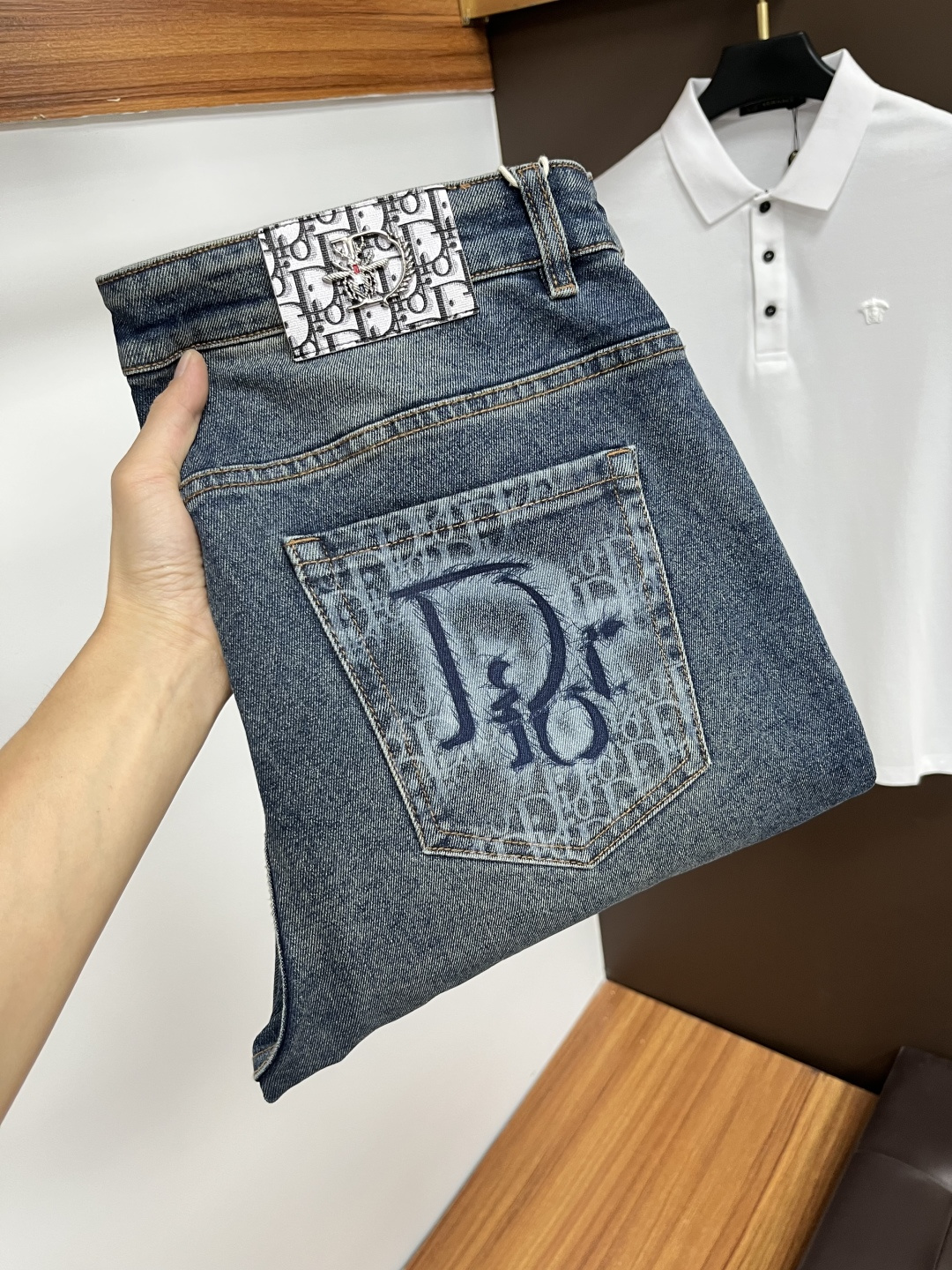 NO:538255,Dior [New Products for 2025 Autumn] European Station Men's Business Casual Jeans When business meets casualness, when classic collides fashion, in autumn 2025, we bring you a brand new European Station Men's Business Casual Jeans!  Selected high-quality fabrics, soft and comfortable, and breathable, allowing you to remain refreshing and comfortable during busy working days. The design is simple without losing style, perfectly blending business and leisure elements, whether in office or weekend parties, you can easily control it and show your unique taste. Meet your outfit needs in different occasions and make your wardrobe rejuvenate. QDK slim tailoring, fits your body, highlights the uprightness and confidence of men. The details show craftsmanship, and each stitch has been carefully polished to ensure that quality and comfort coexist. Size 29-40,,dior,jeans,alexander wang19860909迪奥【2025秋季新品】欧洲站男士商务休闲牛仔裤 当商务遇上休闲,当经典碰撞时尚,2025年秋季,我们为您带来全新欧洲站男士商务休闲牛仔裤！ 精选高品质面料,柔软舒适,透气性极佳,让您在繁忙的工作日中依然保持清爽与自在. 设计简约而不失格调,完美融合商务与休闲元素,无论是办公室还是周末聚会,都能轻松驾驭,展现您的独特品味. 满足您不同场合的穿搭需求,让您的衣橱焕发新生.QDK 修身剪裁,贴合身形,凸显男士的挺拔与自信.细节之处彰显匠心,每一个针脚都经过精心打磨,确保品质与舒适并存. 尺码29-40,,dior,jeans,alexander wang,Men's clothing