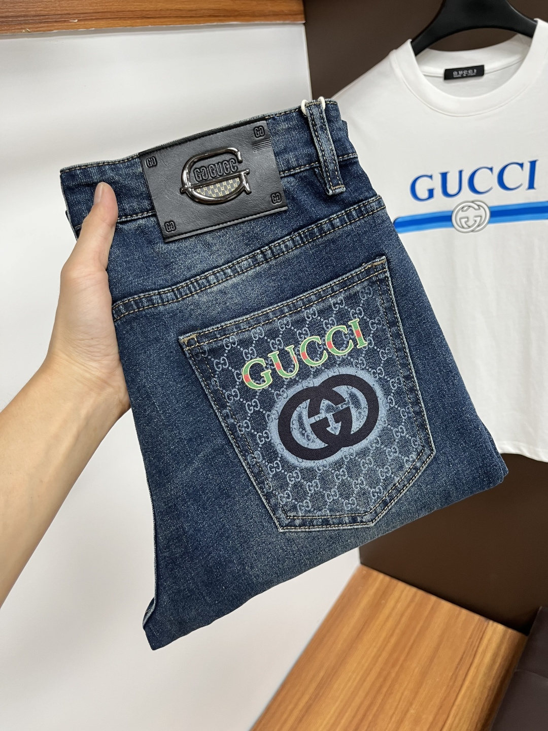 NO:538257,Guqi [New Autumn 2025] European station men's business casual jeans When business meets casual, when classic collides fashion, in autumn 2025, we bring you a brand new European station men's business casual jeans!  Selected high-quality fabrics, soft and comfortable, and breathable, allowing you to remain refreshing and comfortable during busy working days. The design is simple without losing style, perfectly blending business and leisure elements, whether in office or weekend parties, you can easily control it and show your unique taste. Meet your outfit needs in different occasions and make your wardrobe rejuvenate. QDK slim tailoring, fits your body, highlights the uprightness and confidence of men. The details show ingenuity, and each stitch has been carefully polished to ensure quality and comfort coexist. Size 29-40,,jeans,alexander wang19860909古奇【2025秋季新品】欧洲站男士商务休闲牛仔裤 当商务遇上休闲,当经典碰撞时尚,2025年秋季,我们为您带来全新欧洲站男士商务休闲牛仔裤！ 精选高品质面料,柔软舒适,透气性极佳,让您在繁忙的工作日中依然保持清爽与自在. 设计简约而不失格调,完美融合商务与休闲元素,无论是办公室还是周末聚会,都能轻松驾驭,展现您的独特品味. 满足您不同场合的穿搭需求,让您的衣橱焕发新生.QDK 修身剪裁,贴合身形,凸显男士的挺拔与自信.细节之处彰显匠心,每一个针脚都经过精心打磨,确保品质与舒适并存. 尺码29-40,,jeans,alexander wang,Men's clothing