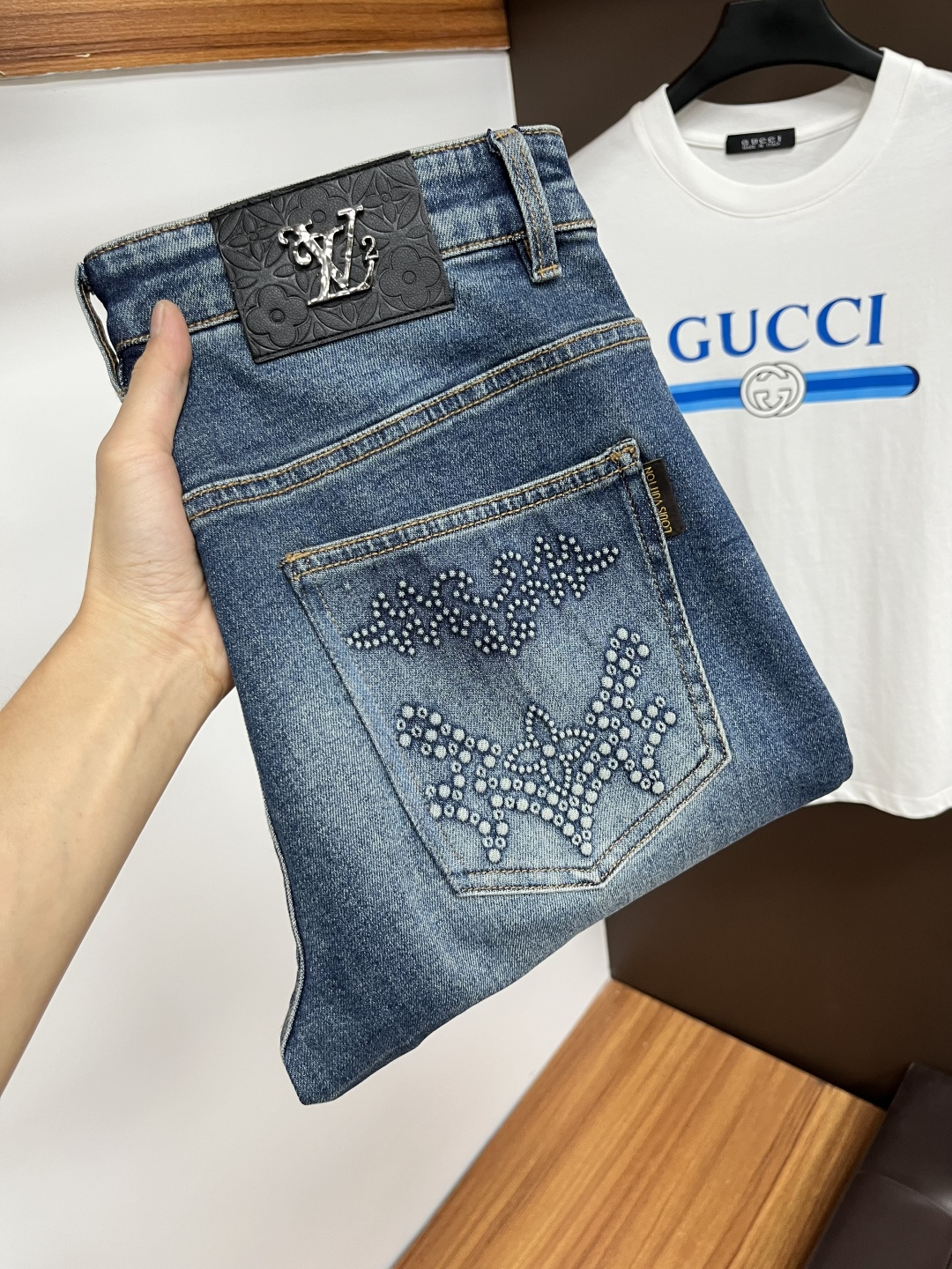 NO:538259,LV [2025 autumn new product] European station men's business casual jeans When business meets casual, when classic collides fashion, in autumn 2025, we bring you a brand new European station men's business casual jeans!  Selected high-quality fabrics, soft and comfortable, and breathable, allowing you to remain refreshing and comfortable during busy working days. The design is simple without losing style, perfectly blending business and leisure elements, whether in office or weekend parties, you can easily control it and show your unique taste. Meet your outfit needs in different occasions and make your wardrobe rejuvenate. QDK slim tailoring, fits the body, highlights the men's uprightness and confidence. The details show craftsmanship, and each stitch has been carefully polished to ensure the coexistence of quality and comfort. Size 29-40,,louis vuitton,jeans,alexander wang19860909LV【2025秋季新品】欧洲站男士商务休闲牛仔裤 当商务遇上休闲,当经典碰撞时尚,2025年秋季,我们为您带来全新欧洲站男士商务休闲牛仔裤！ 精选高品质面料,柔软舒适,透气性极佳,让您在繁忙的工作日中依然保持清爽与自在. 设计简约而不失格调,完美融合商务与休闲元素,无论是办公室还是周末聚会,都能轻松驾驭,展现您的独特品味. 满足您不同场合的穿搭需求,让您的衣橱焕发新生.QDK 修身剪裁,贴合身形,凸显男士的挺拔与自信.细节之处彰显匠心,每一个针脚都经过精心打磨,确保品质与舒适并存. 尺码29-40,,louis vuitton,jeans,alexander wang,Men's clothing