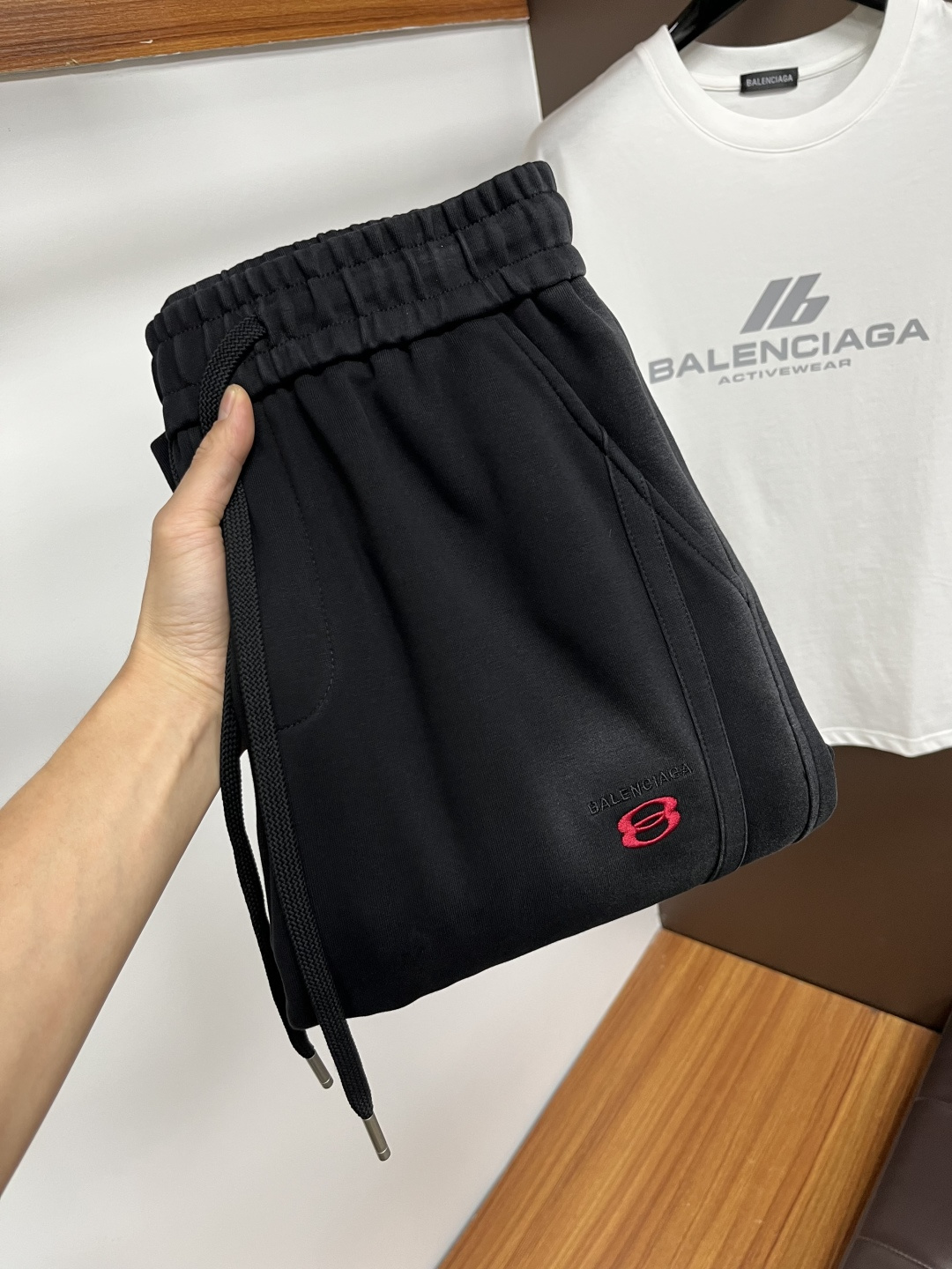 NO:541185,The new products of the 2025ss autumn counter of Balenciaga are on the market simultaneously. The original customized high-quality fashionable casual pants are super versatile. Exclusively customized - imported high-end cotton fabric, delicate and soft, close and comfortable, and the upper body is super stylish! The latest hardware and accessories of the original custom counter. Super beautiful style, long legs on the upper body, impeccable inner and lined, you can attend any occasion. QDX25 once again emphasizes that the fabric is very, very classy! Code number M-4XL, balenciaga, alexander wang19860909巴黎世家 2025ss秋季专柜新品同步上市.原单订制高品质时尚休闲裤.超级百搭款.独家定制-进口高端绵面料,手感细腻柔软,贴身舒适,上身超有型！原版定制专柜最新五金辅料.超靓版型、上身显腿修长,內里,走线都无可挑剔,任何场合都可出席,QDX25再次强调面料非常非常显档次！码数M-4XL,,balenciaga,alexander wang,Men's clothing