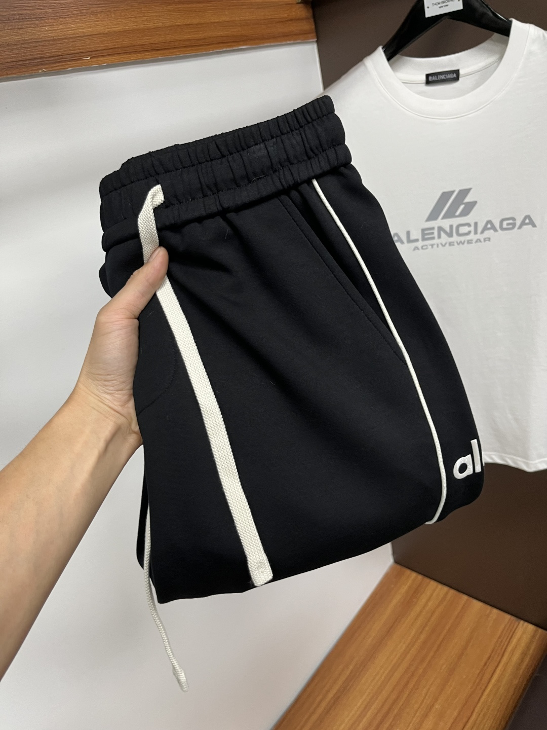 NO:539183,Alo 2025ss autumn counter new products are on the market simultaneously. The original customized high-quality fashionable casual pants are super versatile. Exclusively customized - imported high-end cotton fabric, delicate and soft, close and comfortable, and the upper body is super stylish! The latest hardware and accessories of the original custom counter. Super beautiful style, long legs on the upper body, impeccable inner and lined, you can attend any occasion. QDX25 once again emphasizes that the fabric is very, very classy! Code number M-4XL, alexander wang19860909alo 2025ss秋季专柜新品同步上市.原单订制高品质时尚休闲裤.超级百搭款.独家定制-进口高端绵面料,手感细腻柔软,贴身舒适,上身超有型！原版定制专柜最新五金辅料.超靓版型、上身显腿修长,內里,走线都无可挑剔,任何场合都可出席,QDX25再次强调面料非常非常显档次！码数M-4XL,,alexander wang,Men's clothing